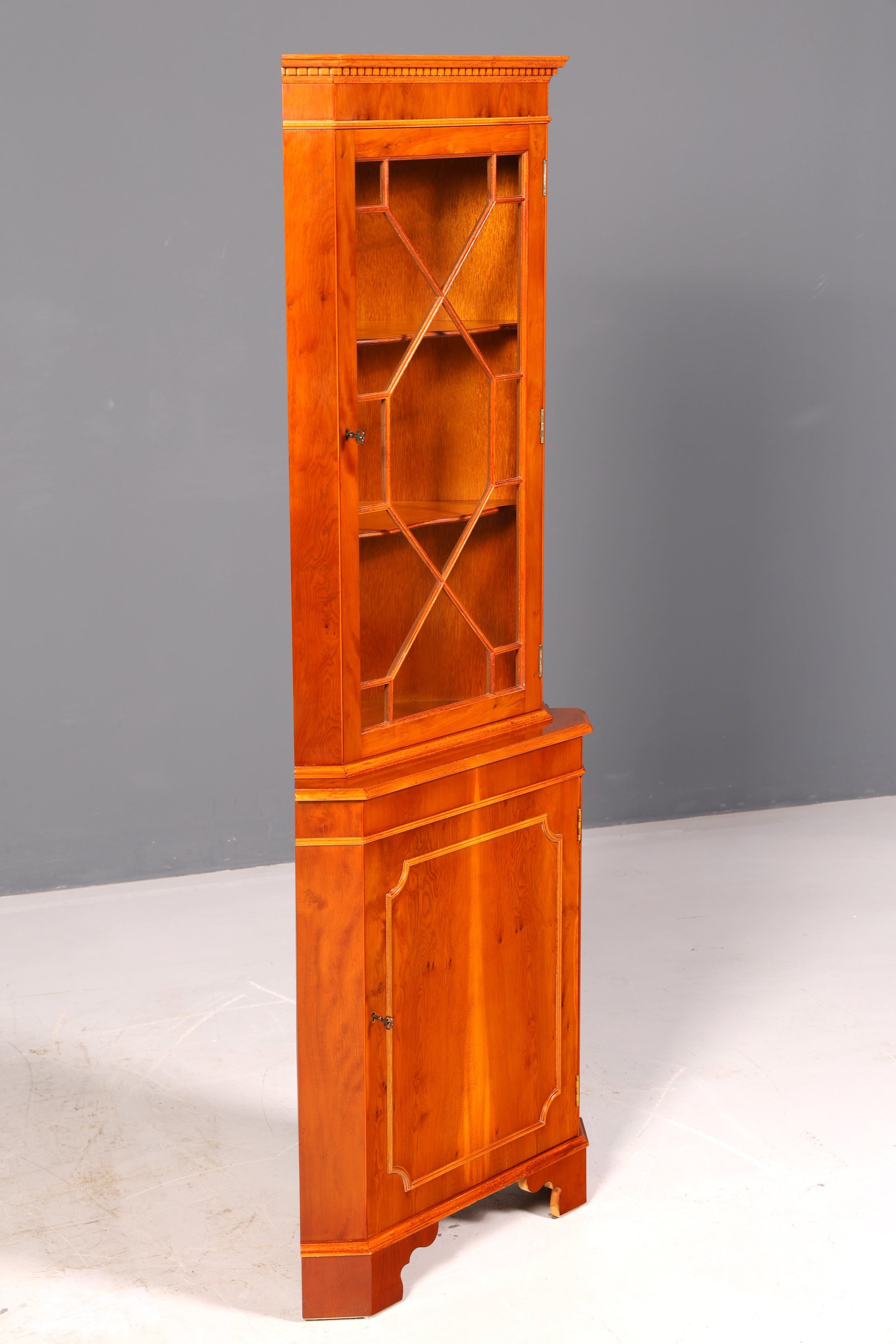 Wunderschöne Englische Eckvitrine Eibe Echt Holz Schrank Eckschrank Glasvitrine Vitrine Vintage