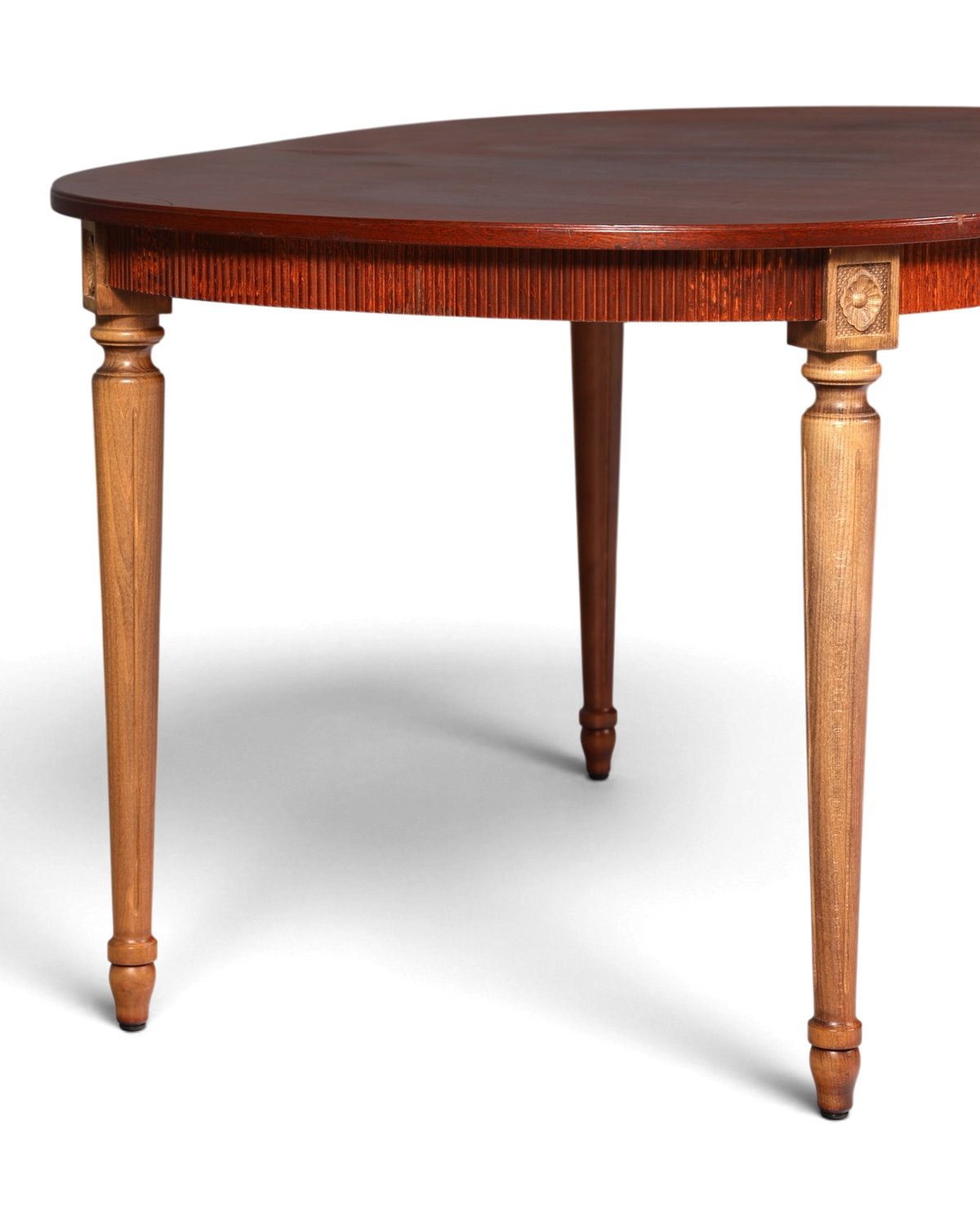 Hauptstadt Möblerei gustavianischer Esstisch aus massivem Holz mit geschnitzten Details und eleganter Maserung