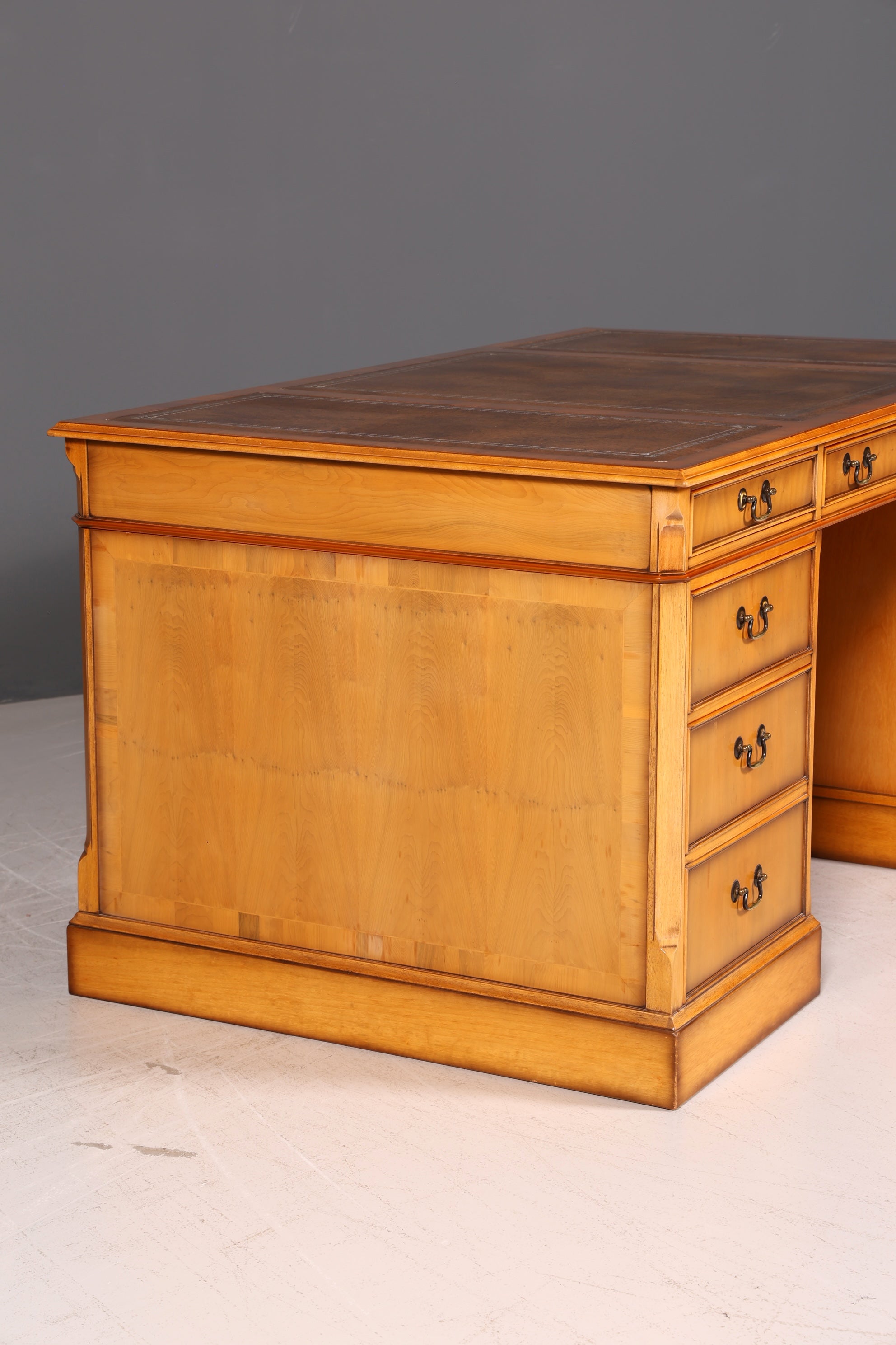 Wunderschöner Original Heldense Englischer Schreibtisch Eibe Echt Lederauflage Antik Stil Chefschreibtisch Bürotisch Partner Desk