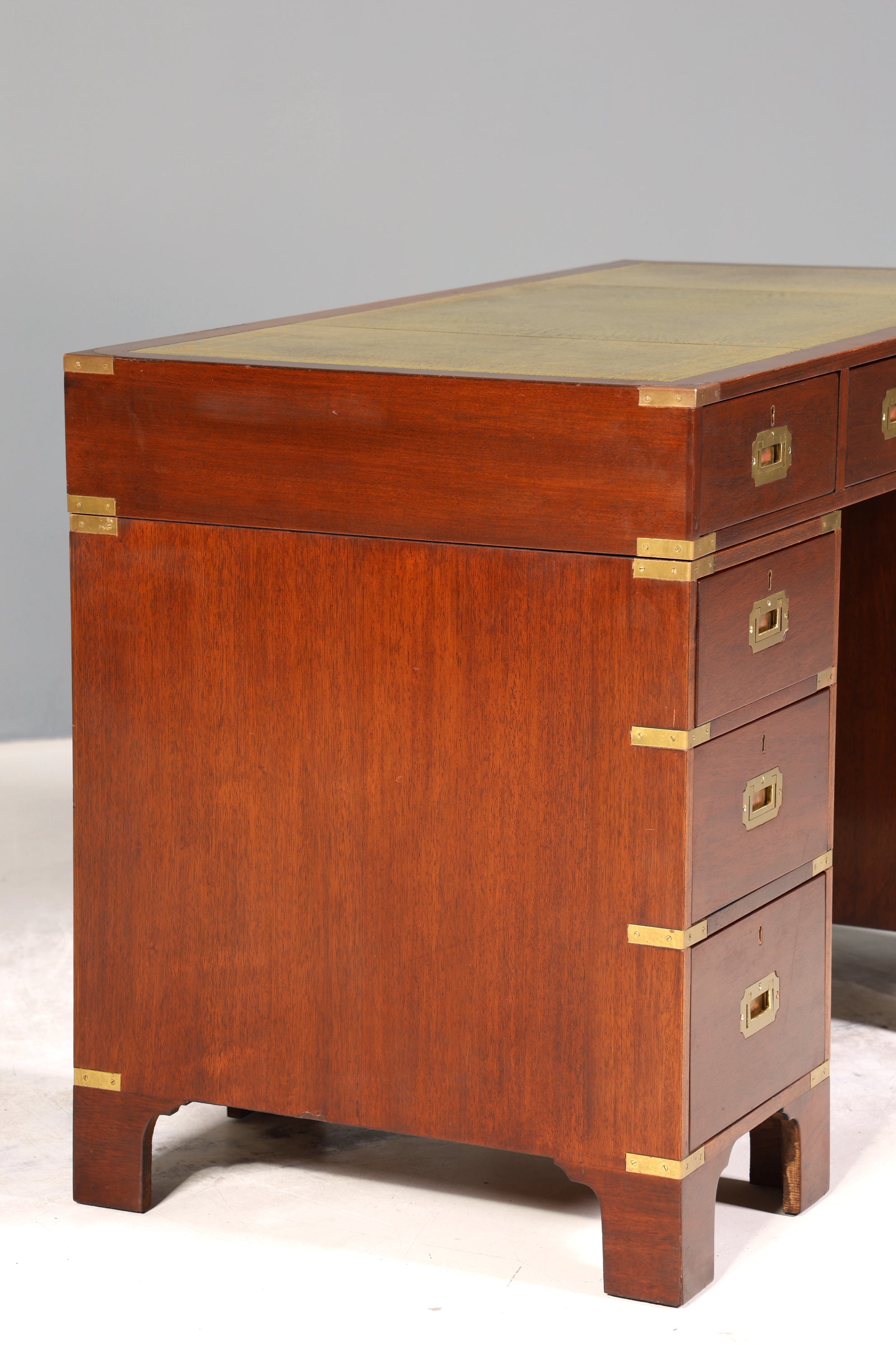 Edler Maritimer Schreibtisch Englischer Military Chest Bürotisch Office Table mit echt Lederauflage