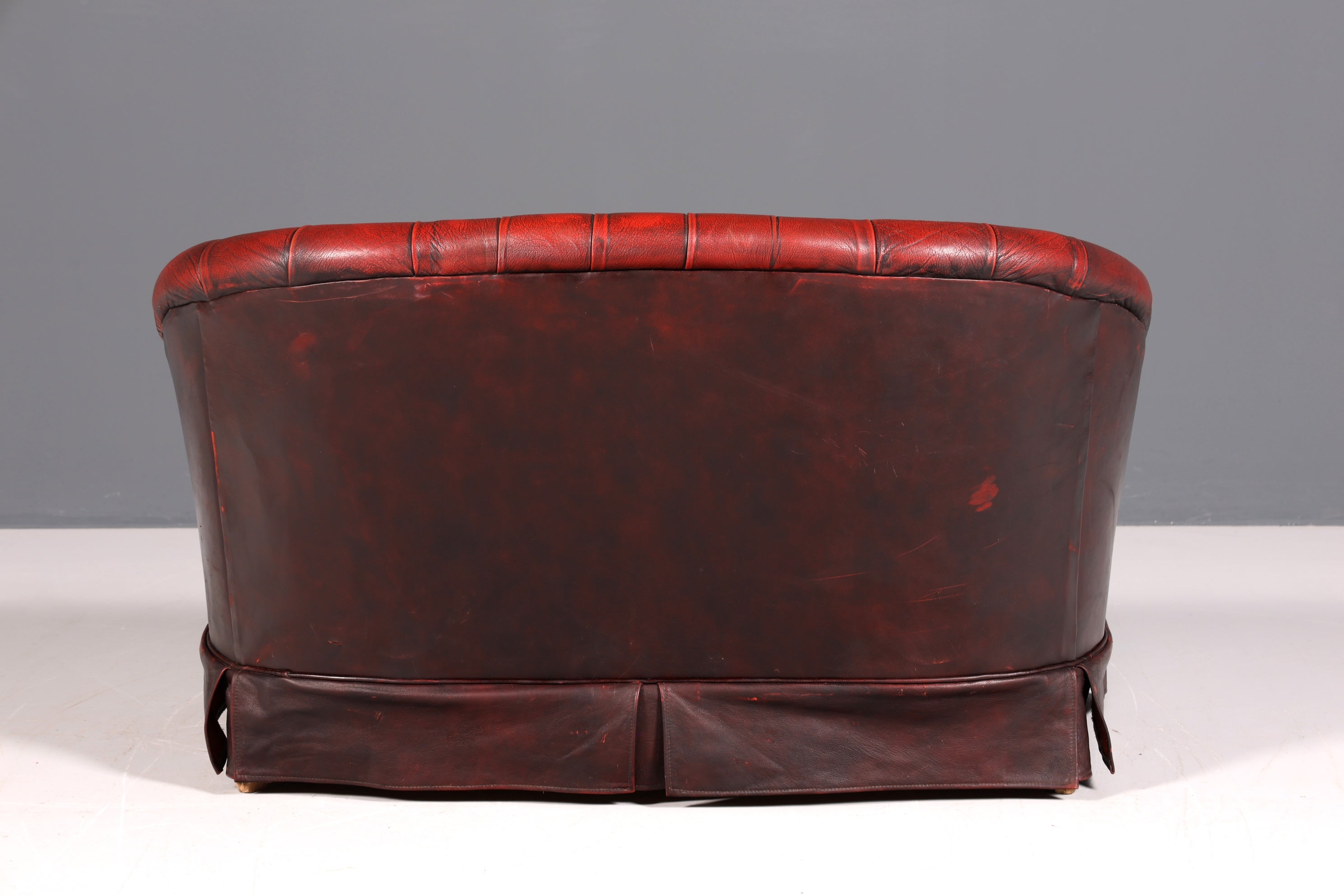 F846 Finish Wunderschönes Original Chesterfield 2er Sofa Englisch Oxblood Leder 2- Sitzer Couch