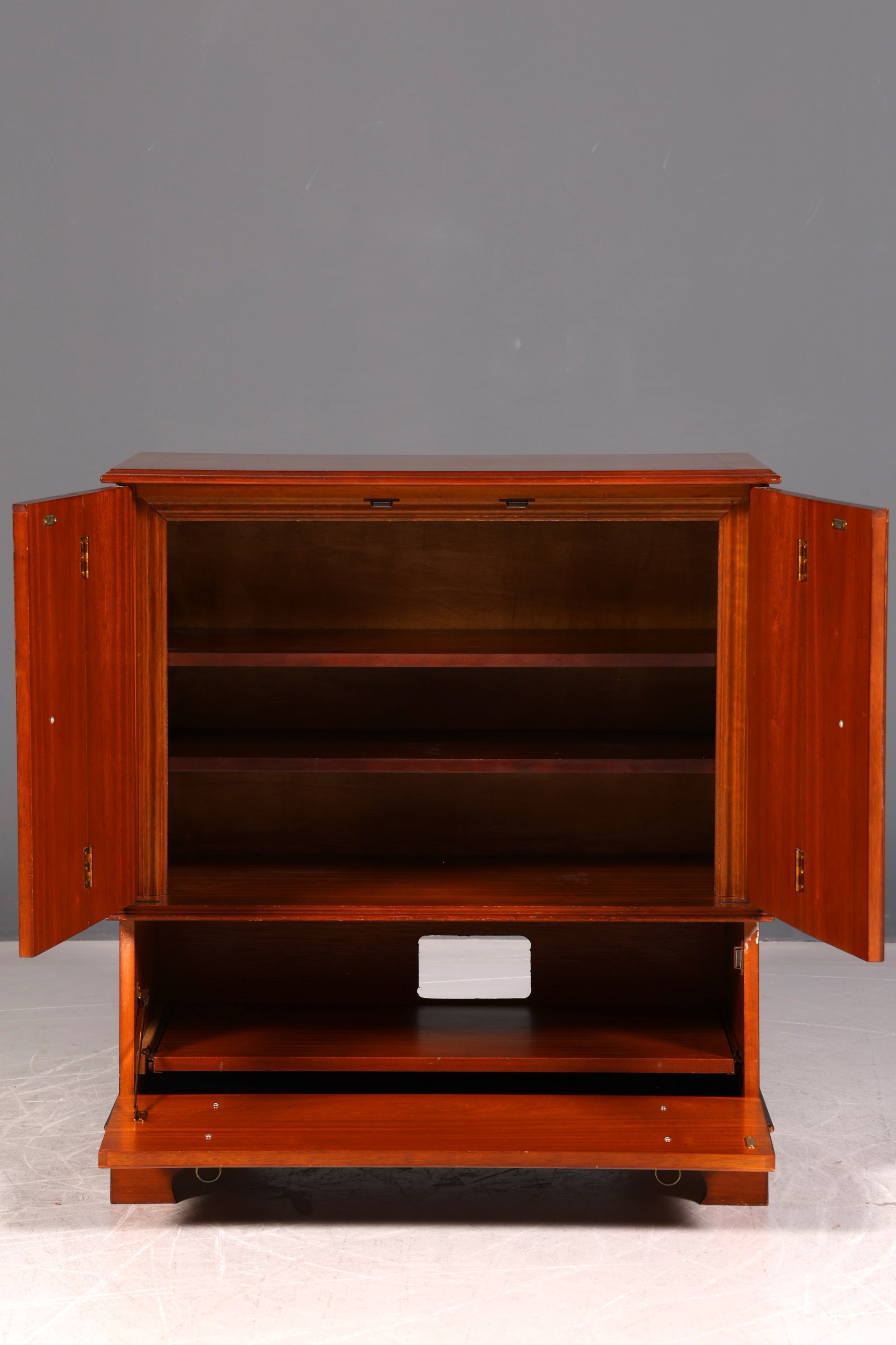 Edler Englischer TV-Schrank Eibe Vertiko Fernsehschrank 60s Schrank Kommode Vintage