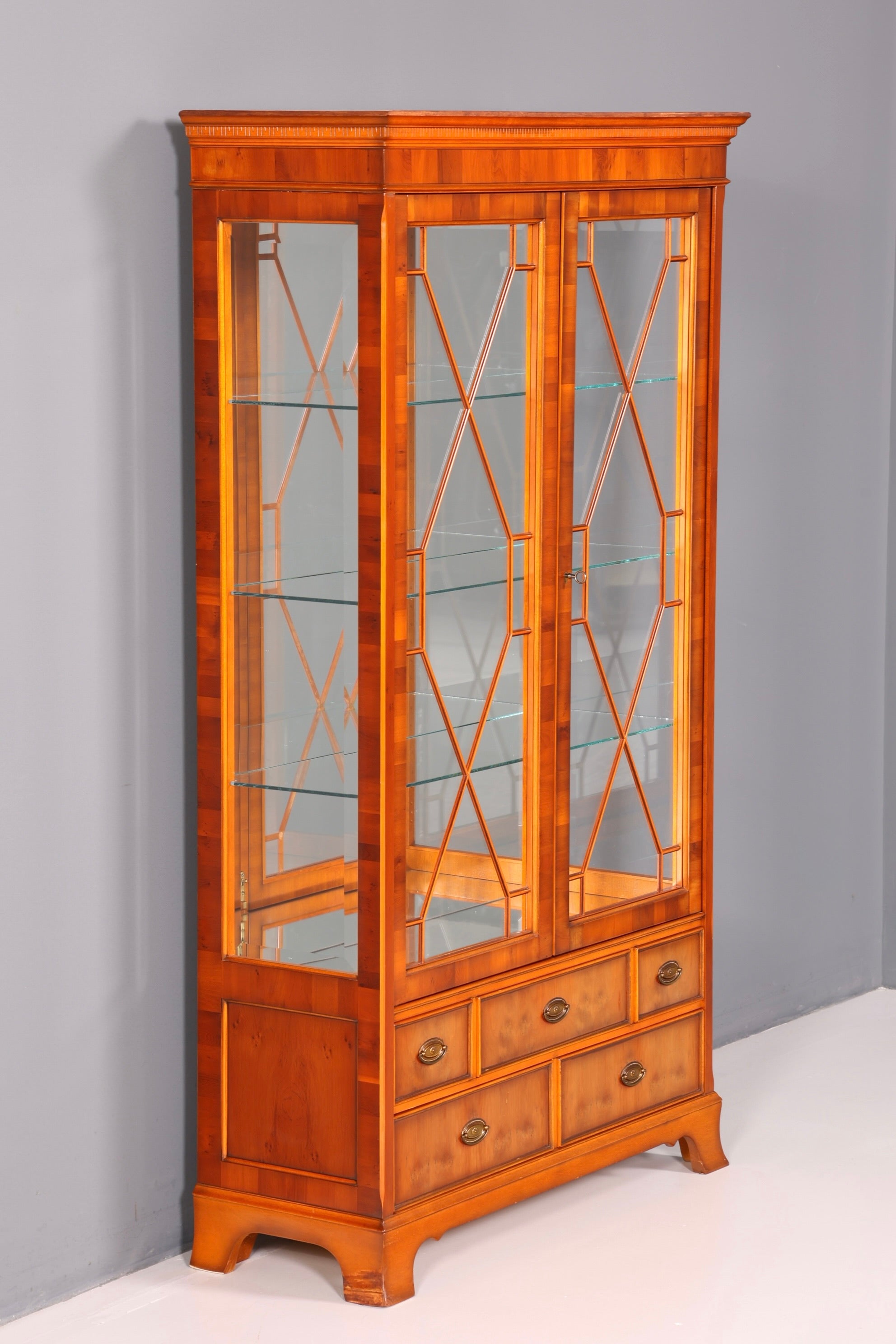 Wunderschöne Original Heldense Vitrine Englische Eibe Bücherschrank Glasvitrine mit Beleuchtung Antik