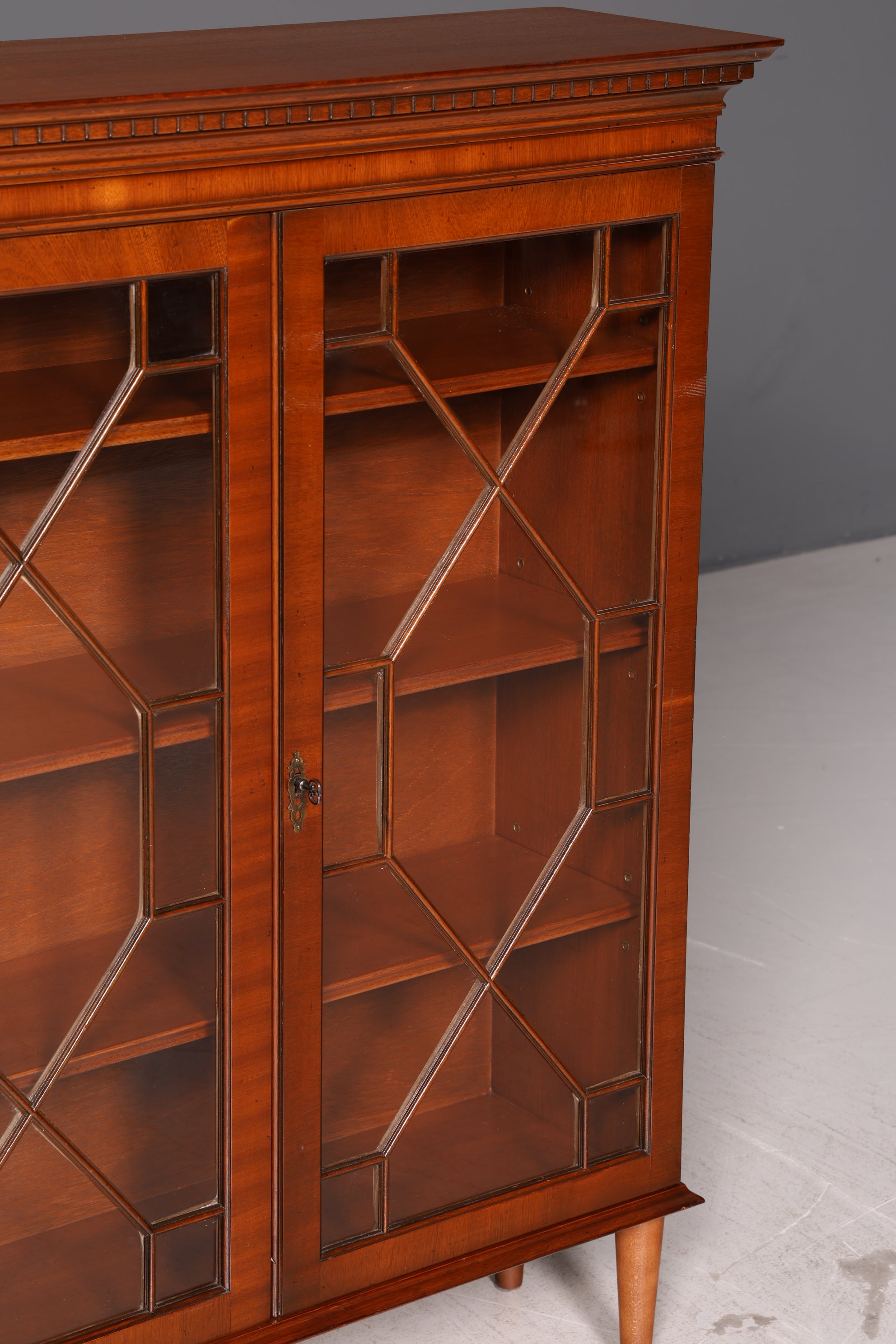 Traumhafte Englische Vitrine Mahagoni Bücherschrank Antik 60s Glasvitrine Vitrinenschrank Vintage