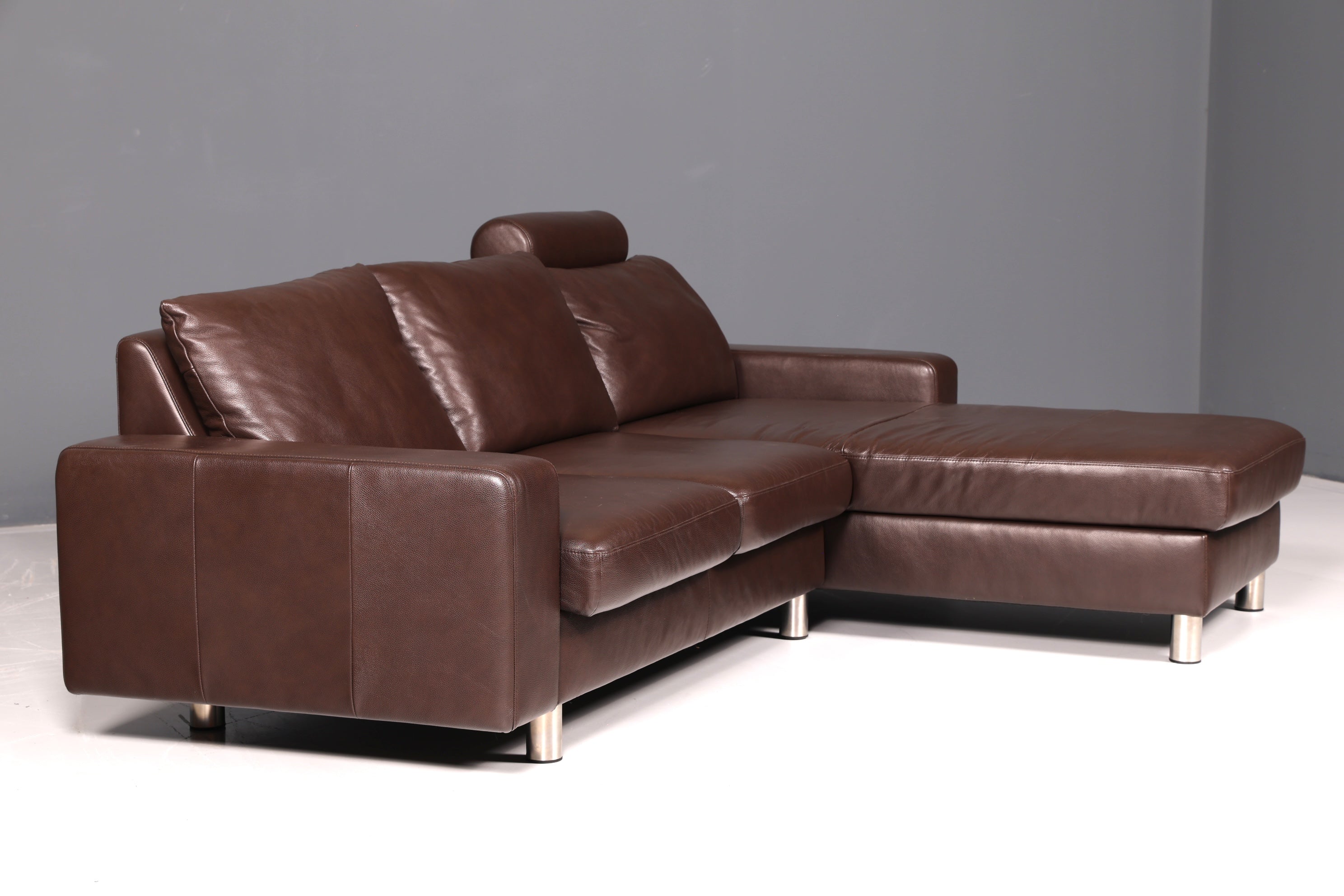 Beautiful Stressless E200 corner sofa in genuine brown leather with chaise longue, footstool, and vintage leather upholstery.