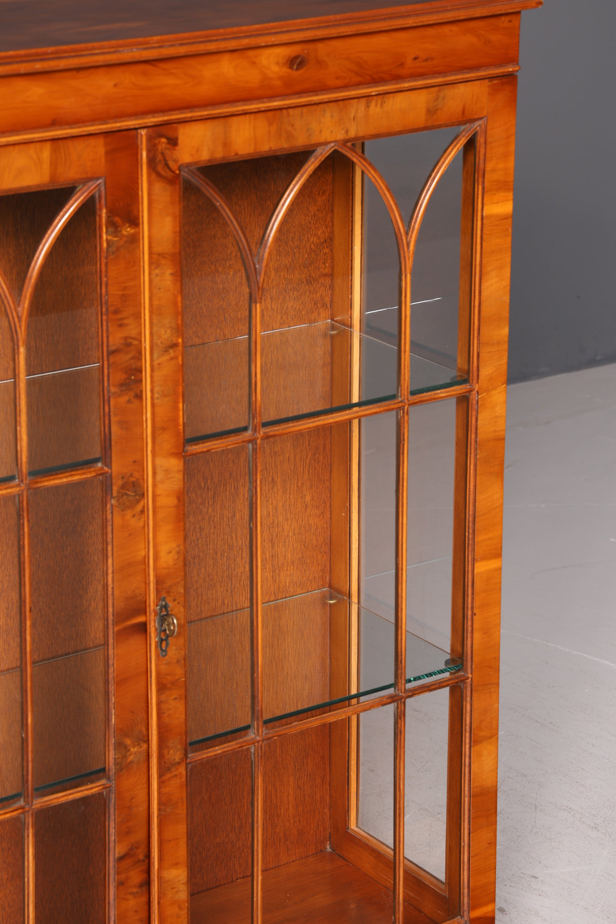 Traumhafte Englische Vitrine Bücherschrank Glasvitrine Antik 60s Eibe Vitrinenschrank Schrank Vintage