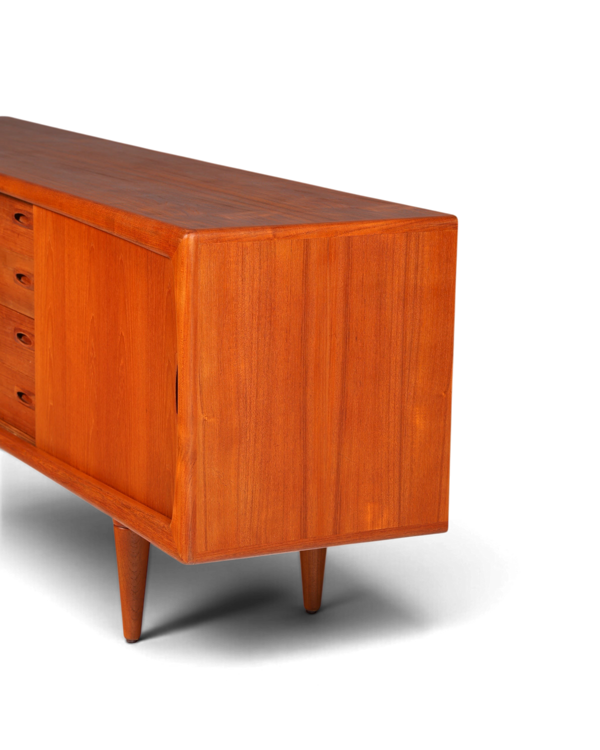 Hauptstadt Möblerei H.P. Hansen XXL Sideboard aus Teakholz im Mid-Century Design mit konischen Beinen