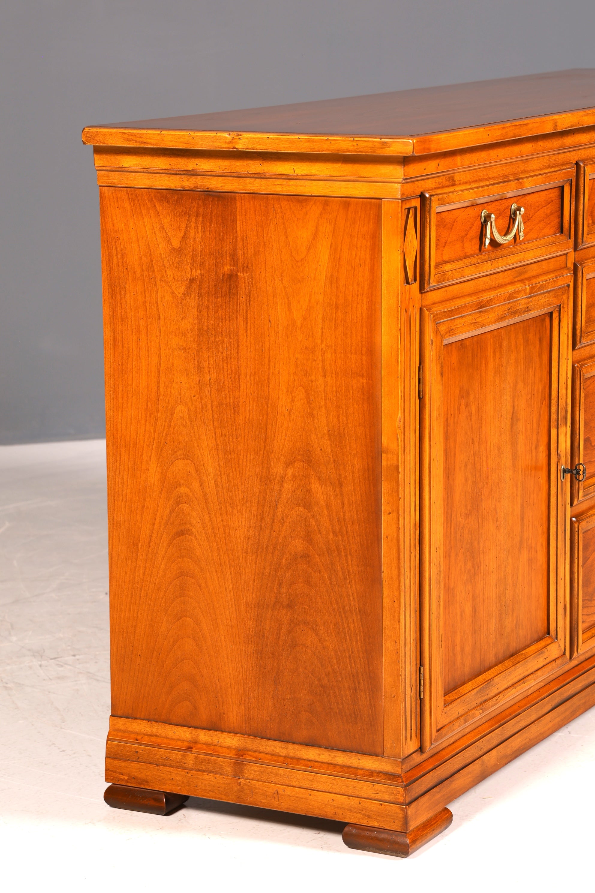 G225 Finish SELVA Wunderschönes Englisches Sideboard Eibe Schrank Antik Stil Buffetschrank Kommode (Kopie)