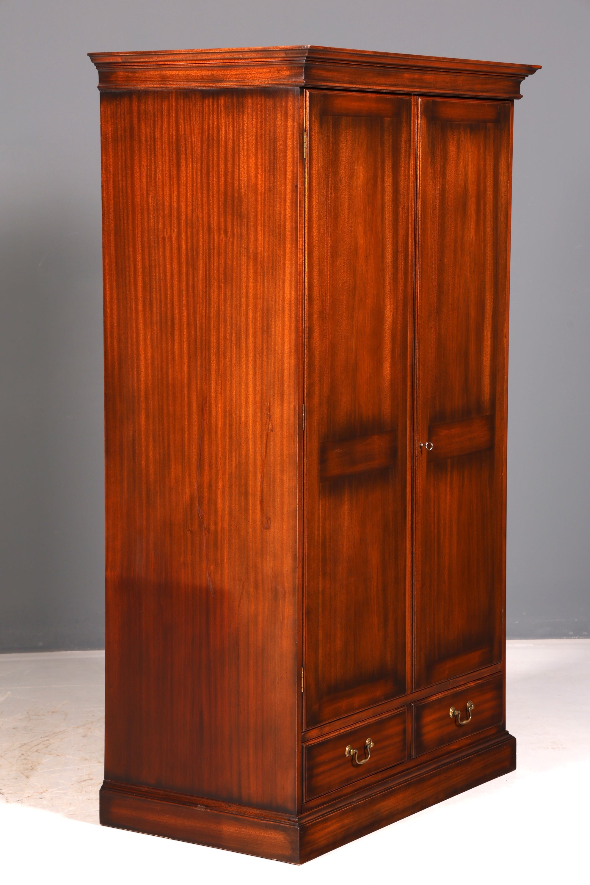 Wunderschöner Englischer Schrank Mahagoni Dielenschrank Wäscheschrank Kleiderschrank Antik Vintage