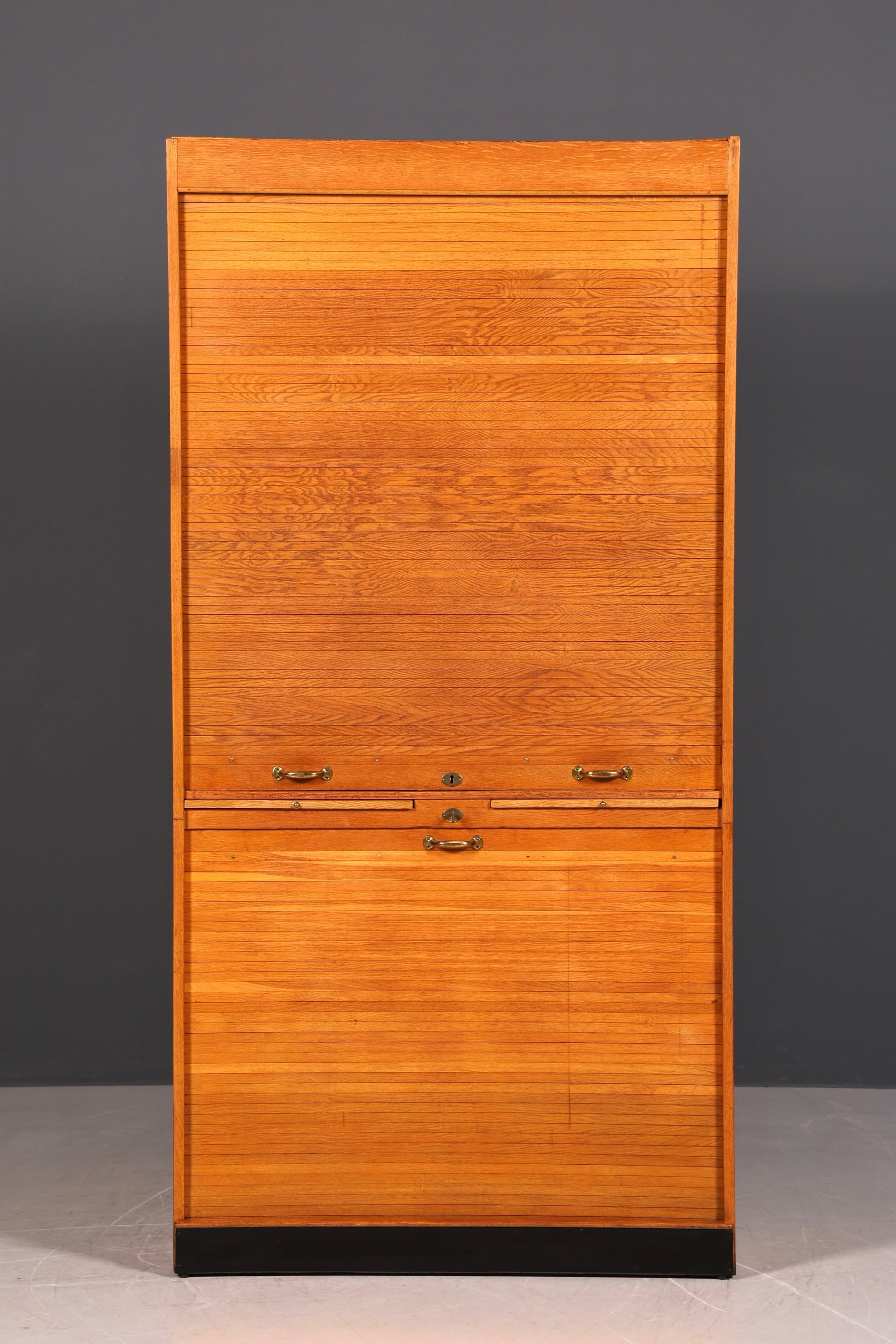 Schlichter Mid Century Rollladenschrank Bauhaus Apothekerschrank Art Deco Büro Aktenschrank