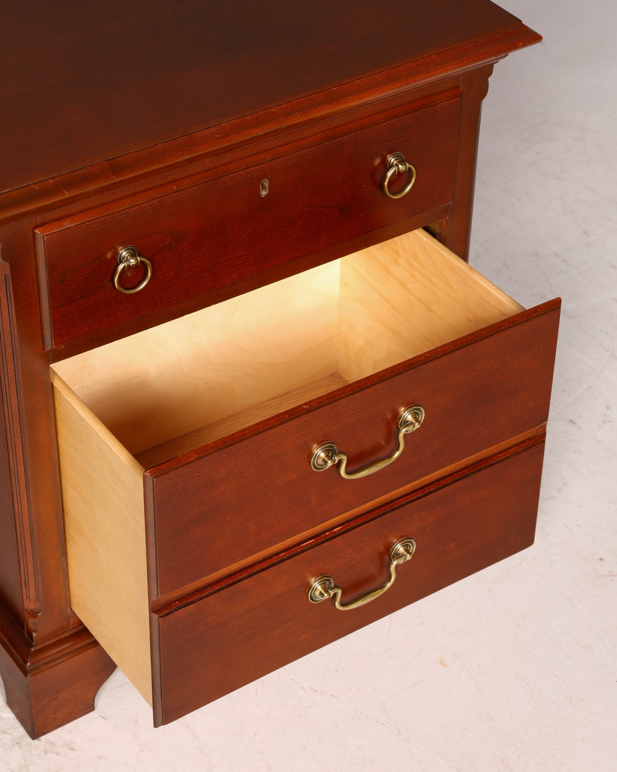Elegant Drexel Heritage dresser in antique style, bedside table, USA chest of drawers 1 of 2