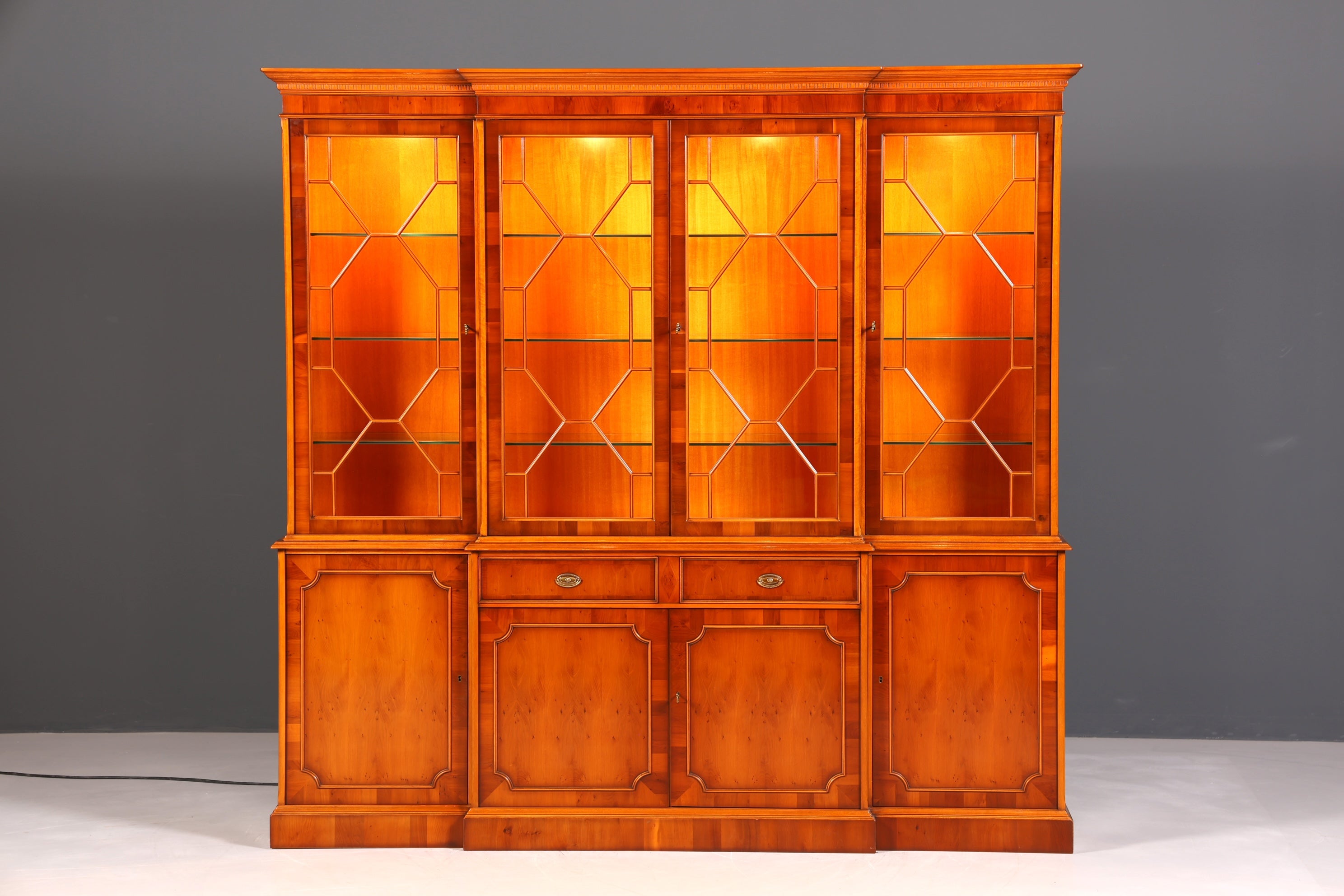 F947 Finish cm Wunderschöne Original Heldense Vitrine Englische Eibe Bücherschrank Buffet Antik Stil Glasvitrine