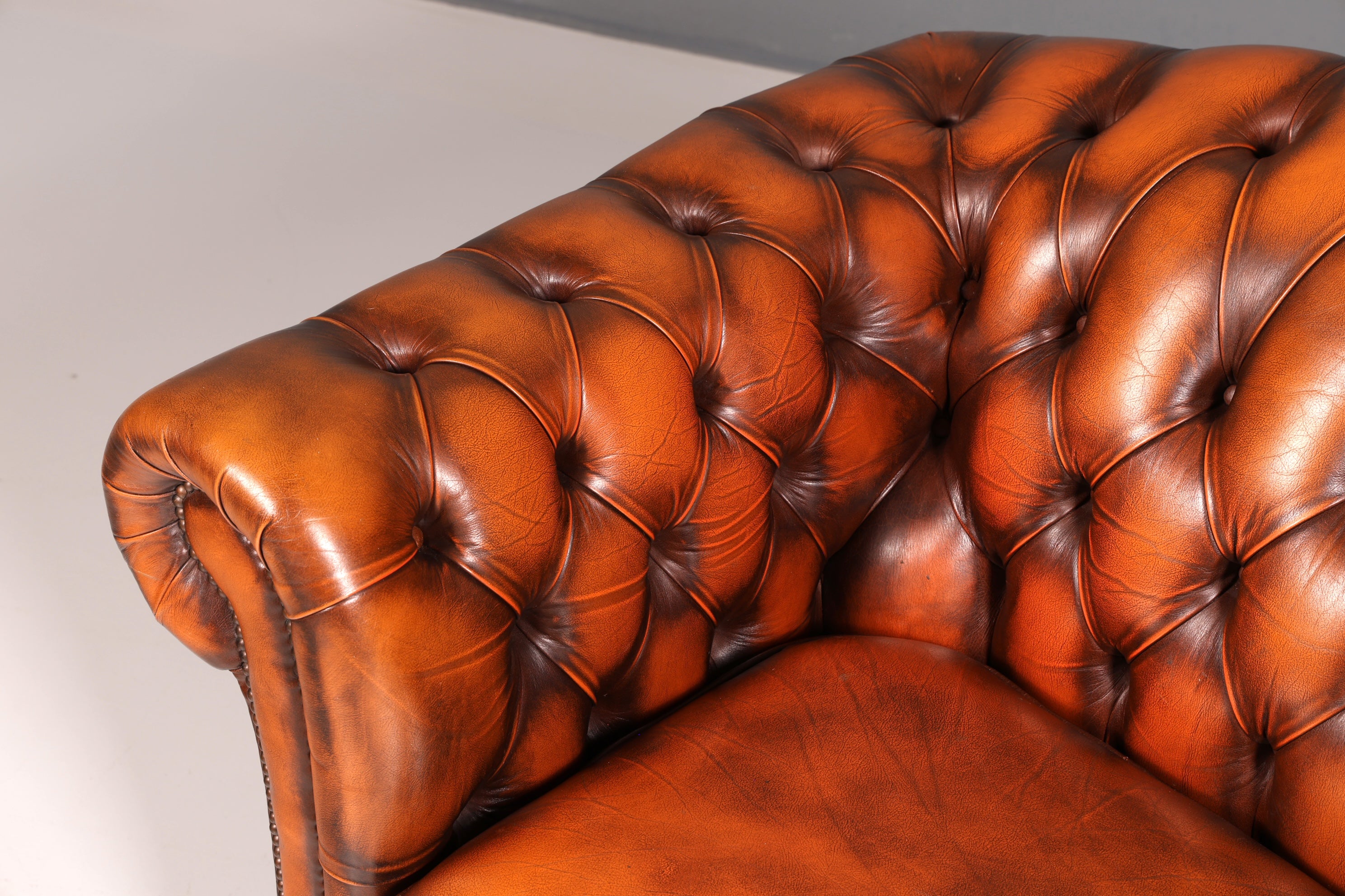 Stilvolles Original Chesterfield Sofa 2-Sitzer Couch Echt Leder Englisch Polstersofa