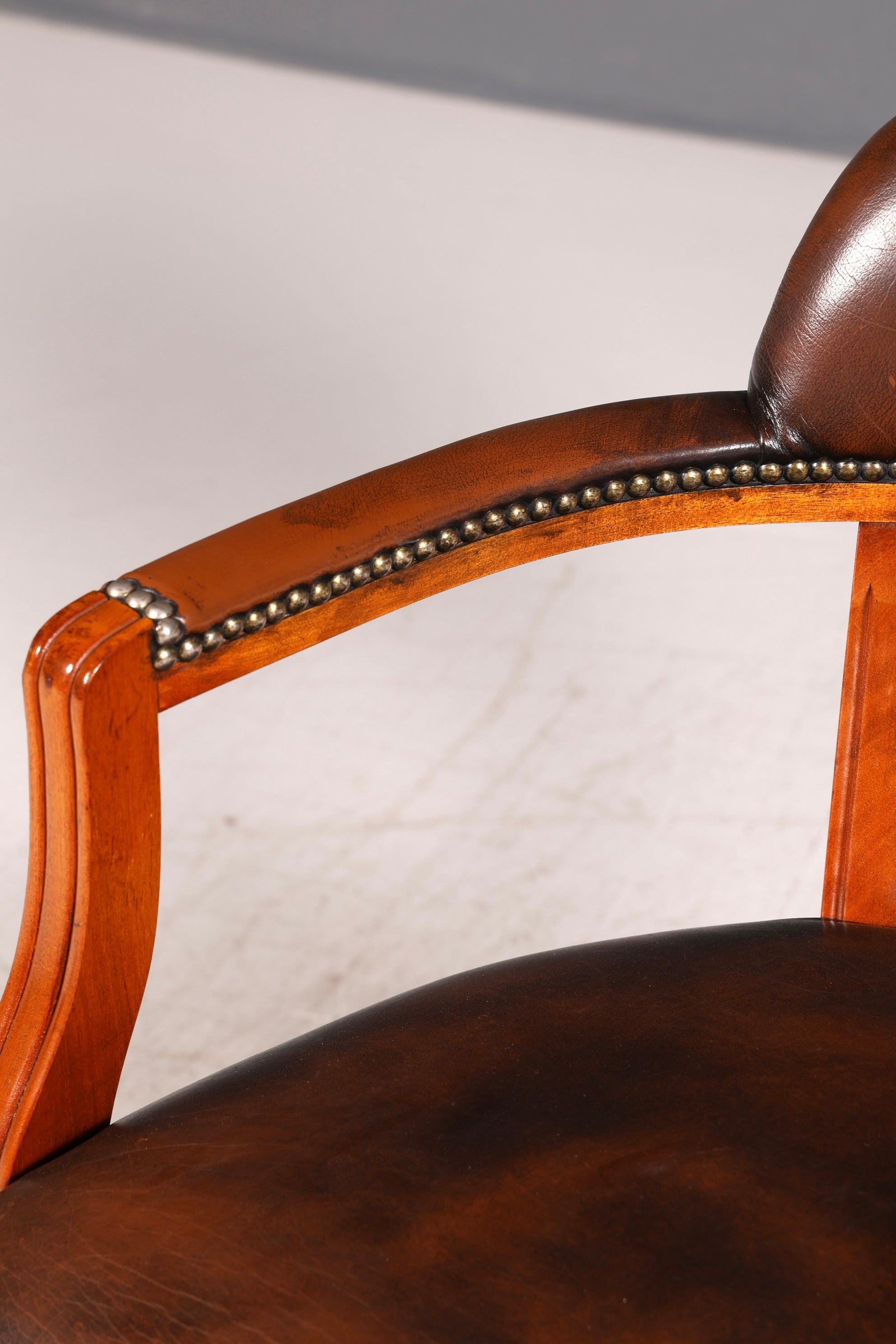 Wunderschöner Chesterfield Armlehnstuhl Braun Echt Leder Englisch Bürostuhl Schreibtischstuhl Sekretär Stuhl Court Chair 2 von 4