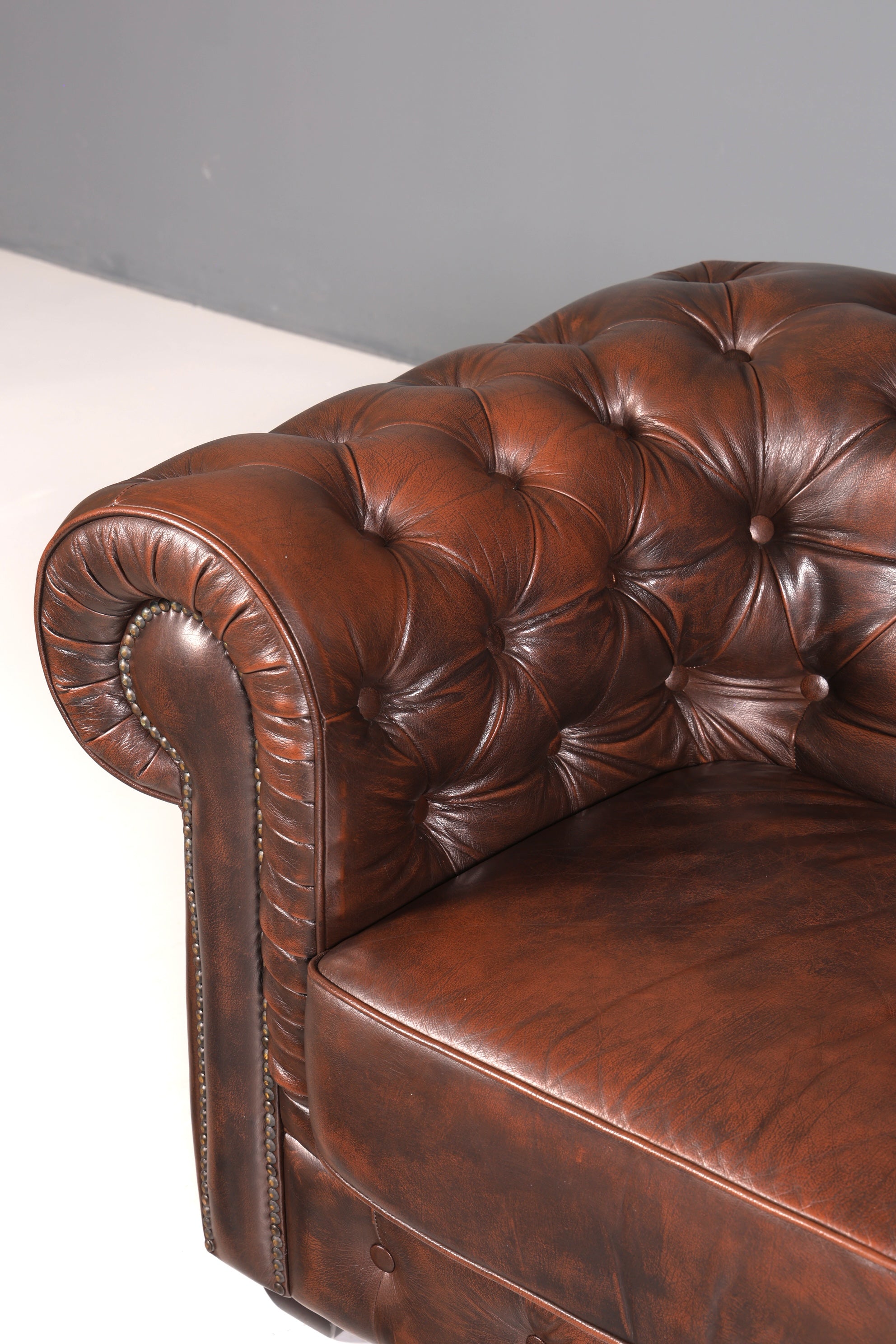 Wunderschönes Original Chesterfield Sofa Englisch echt Leder 2- Sitzer Couch