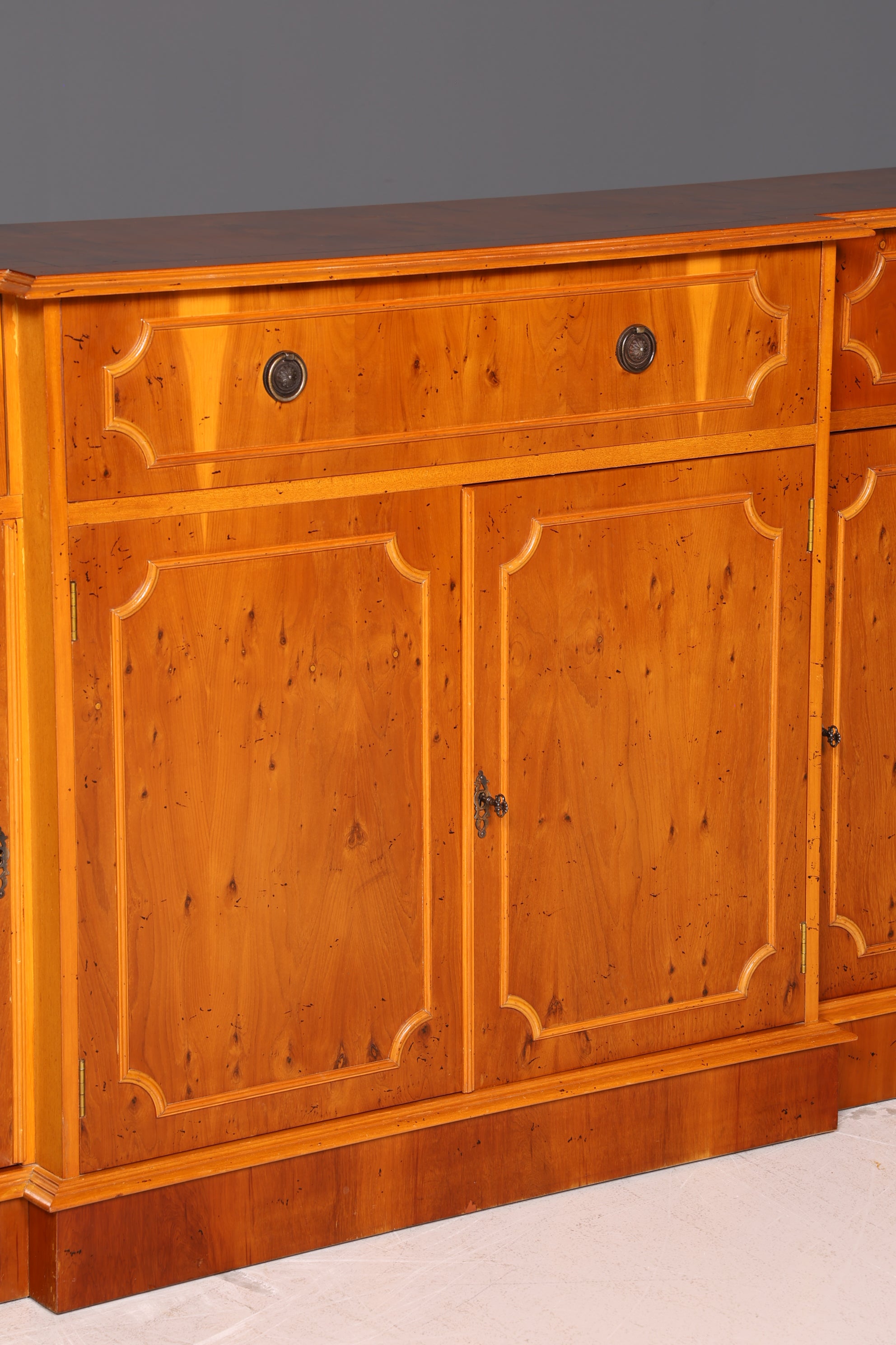 Wunderschönes Englisches Sideboard Eibe Schrank Antik Stil 60er Buffetschrank Kommode Anrichte Vintage