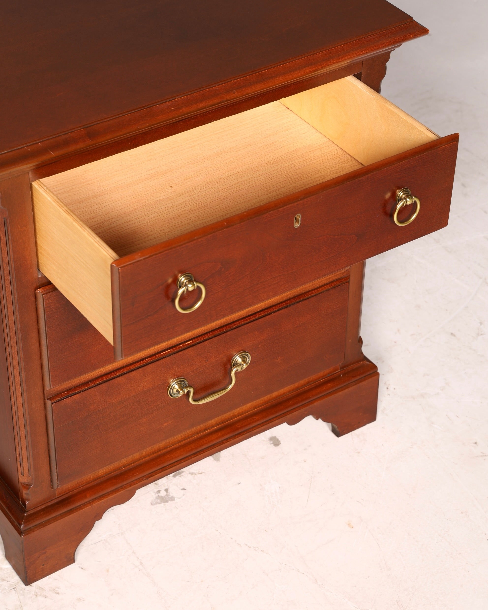 Elegant Drexel Heritage dresser in antique style, bedside table, USA chest of drawers 1 of 2