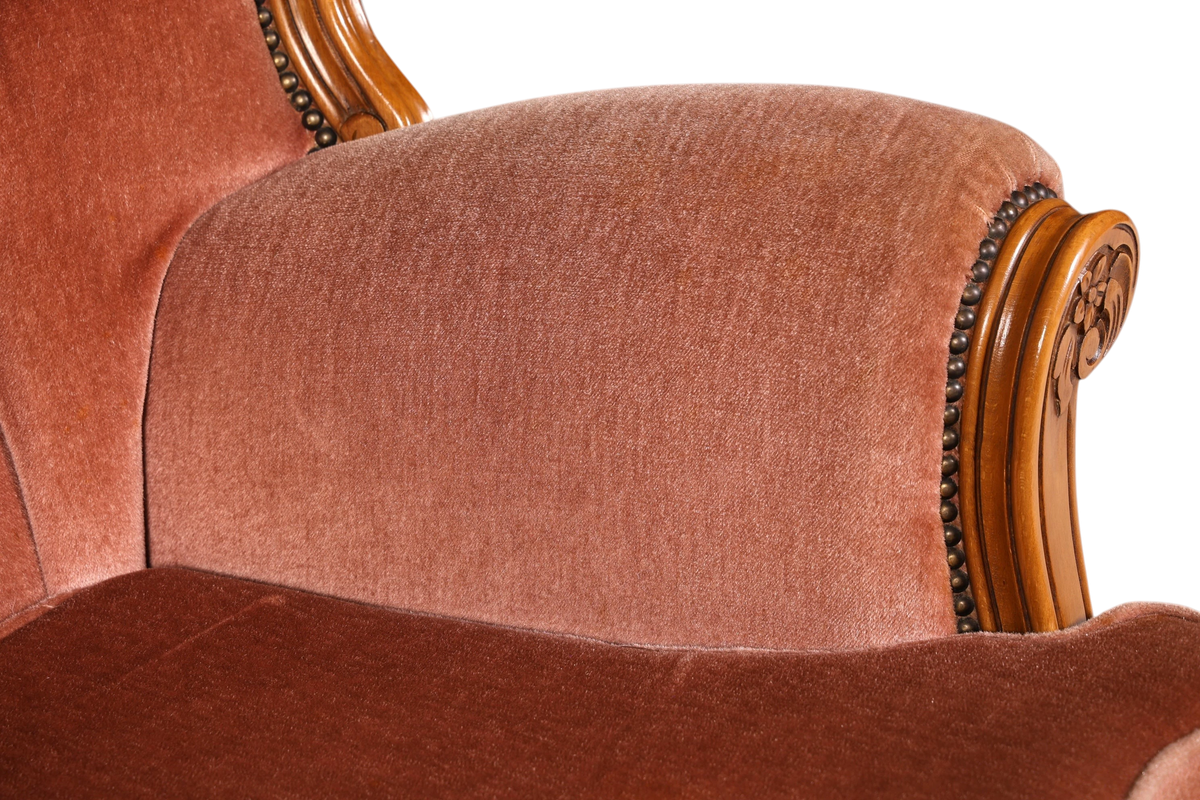 Hauptstadt Möblerei Chippendale Armlehnsessel im Barock Stil mit altrosa Samtbezug und verzierten Holzarmlehnen