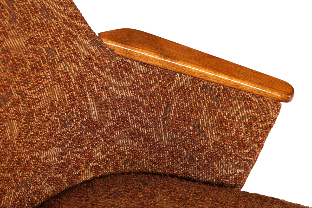 Hauptstadt Möblerei Mid Century Armlehnstuhl mit strukturiertem braunem Stoffbezug und eleganten Holzarmlehnen