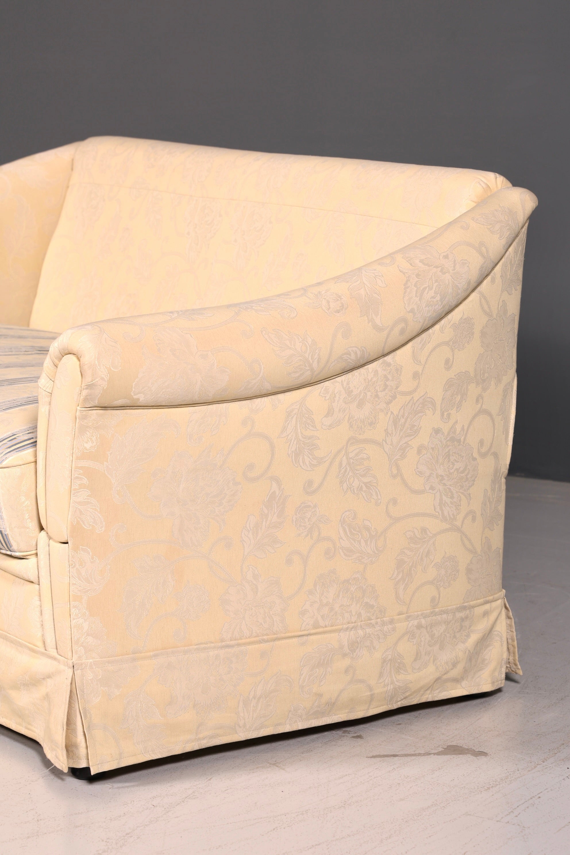 Wunderschönes Landhaus Sofa mit Hocker Englischer Stil Creme 2-Sitzer Couch Stoff Polstersofa Landhausstil Zweisitzer