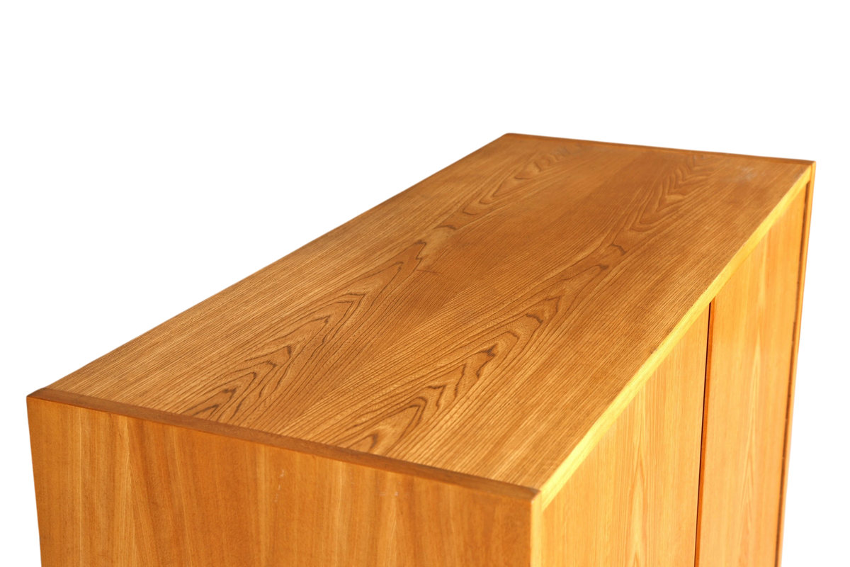Hauptstadt Möblerei Hellerau Highboard Modell 602 aus Holz mit markanter Maserung im Mid Century Design