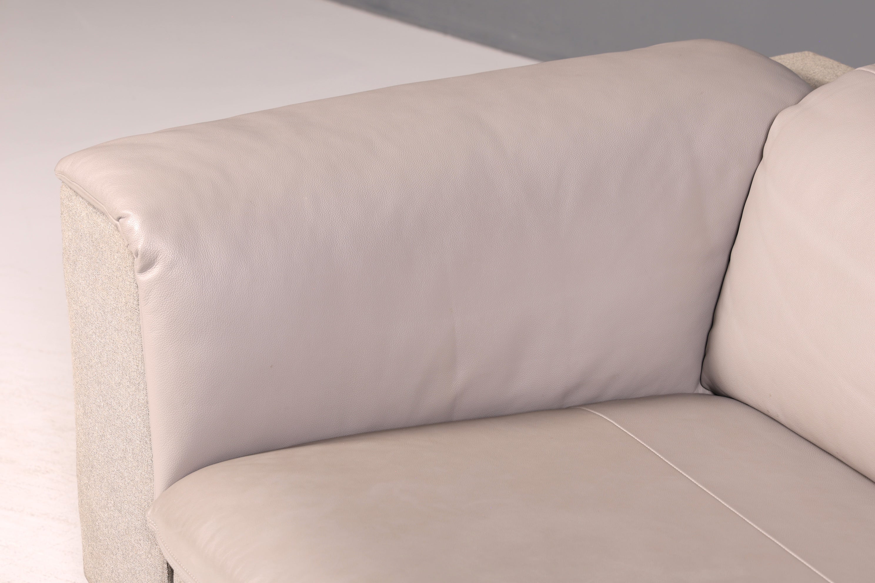Wunderschönes Sofa der Marke Ligne Roset Grau Echtleder & Stoff Couch Designer Sofa Wohnzimmer