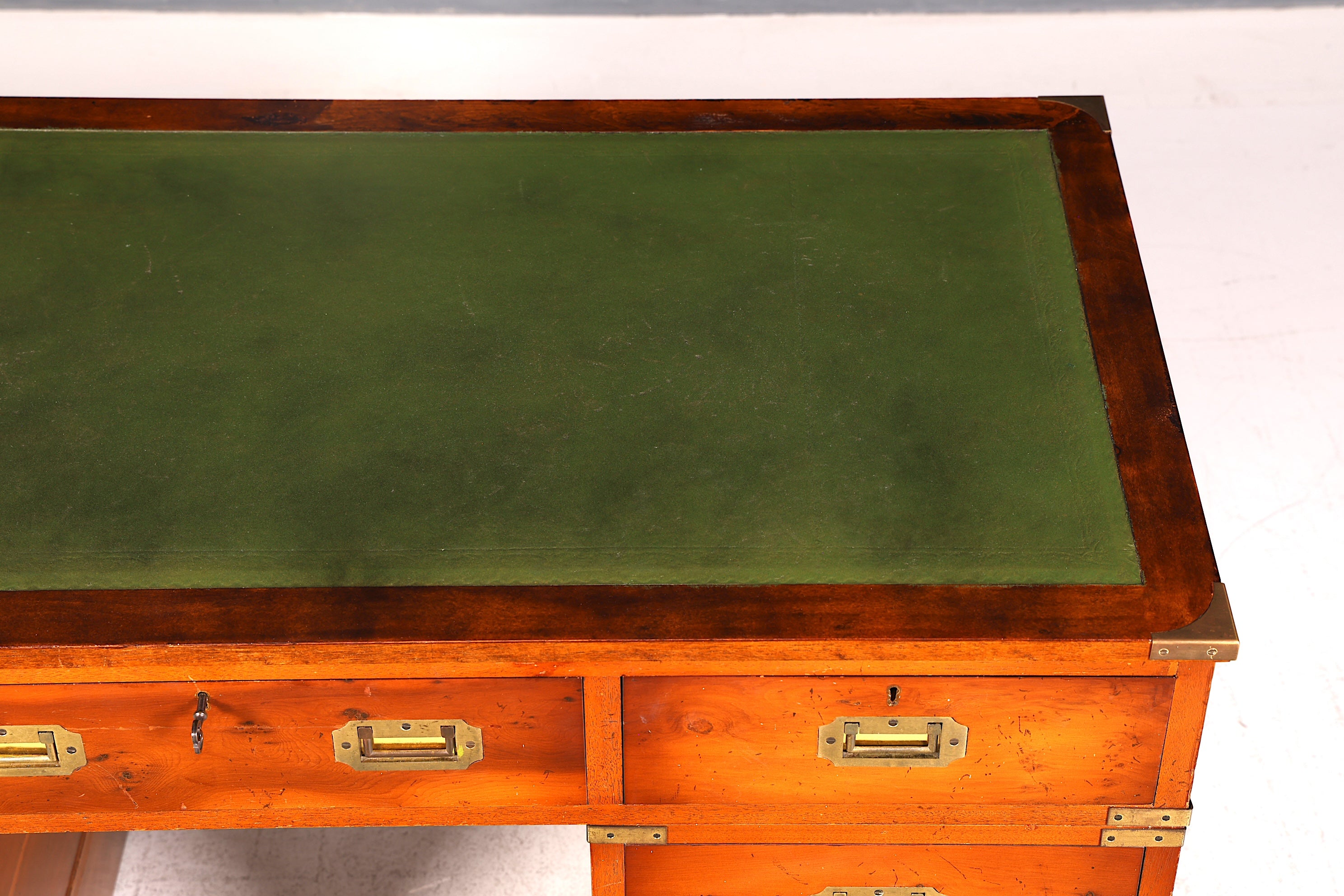 Edler Englischer Schreibtisch Military Chest Echt Lederauflage Bürotisch Office Table Maritim Antik Vintage