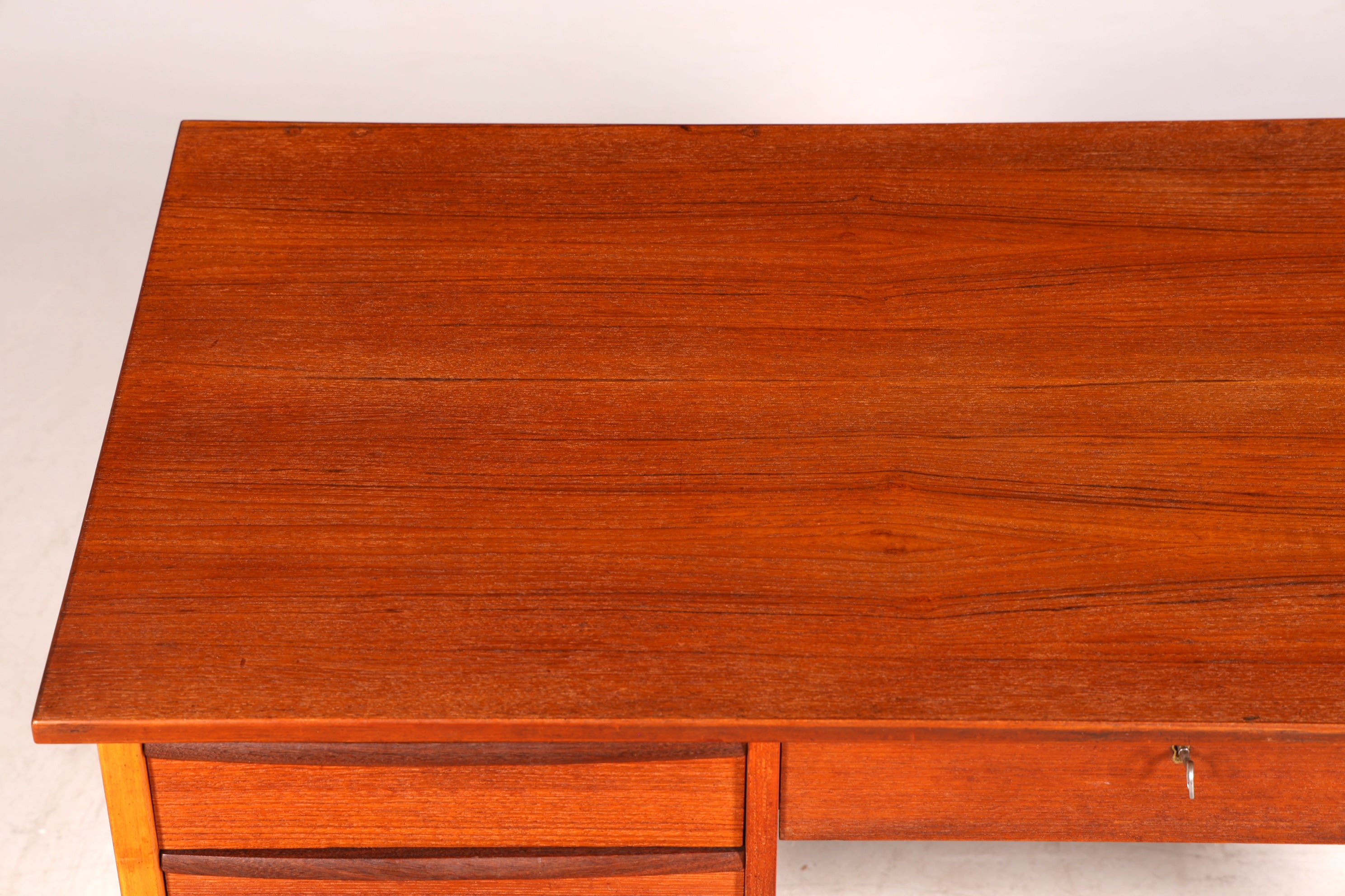 G227 Finish Wunderschöner Mid Century Schreibtisch Danish Design Teak Holz Bürotisch Vintage Office Table (Kopie)