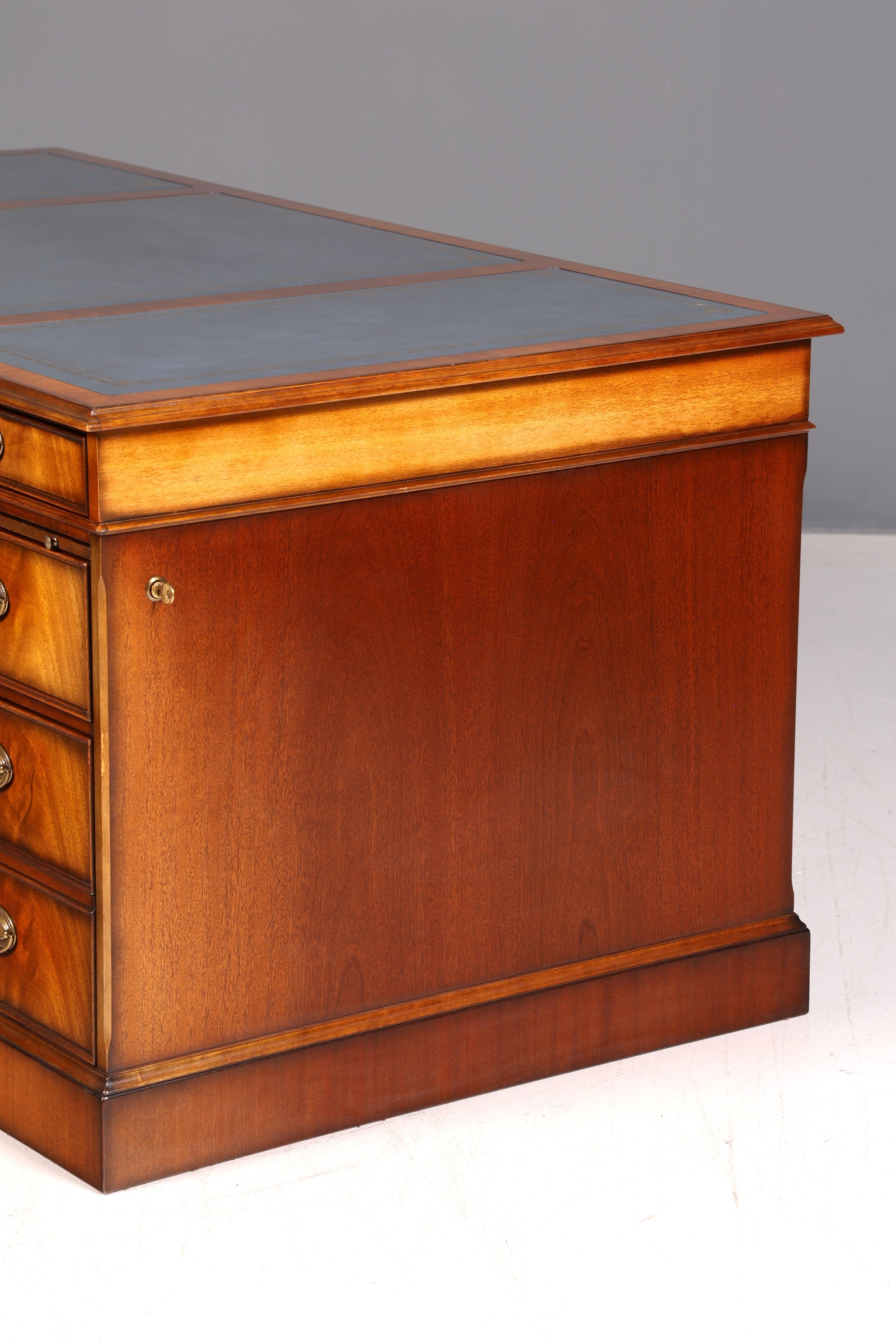 Wunderschöner Original Heldense Schreibtisch Mahagoni Echt Lederauflage Englisch Antik Stil Chefschreibtisch Partner Desk Bürotisch mit Besprechungsansatz