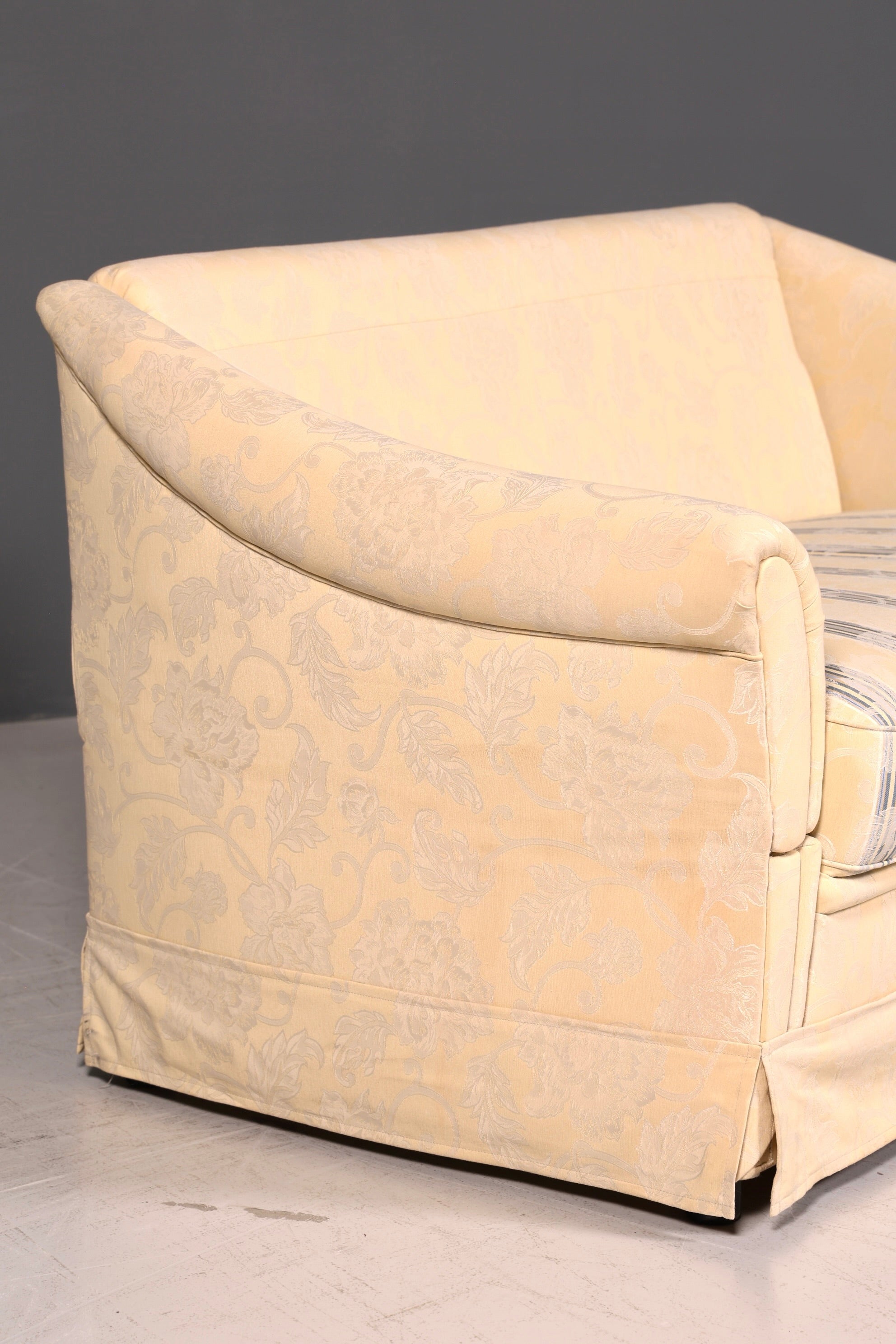 Wunderschönes Landhaus Sofa mit Hocker Englischer Stil Creme 2-Sitzer Couch Stoff Polstersofa Landhausstil Zweisitzer