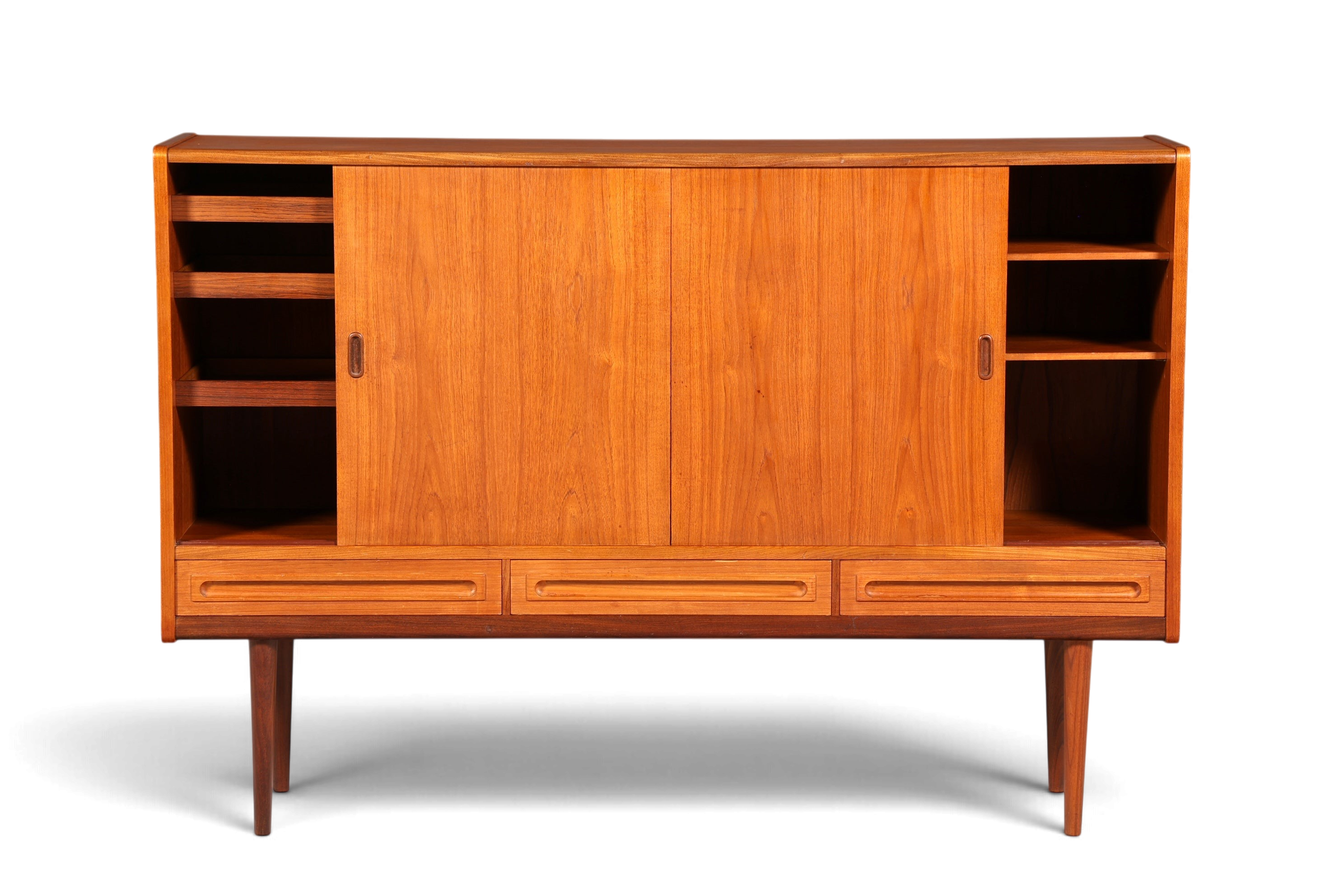 Hauptstadt Möblerei Mid Century Highboard aus Teakholz mit Schiebetüren und offenen Regalfächern im Danish Design
