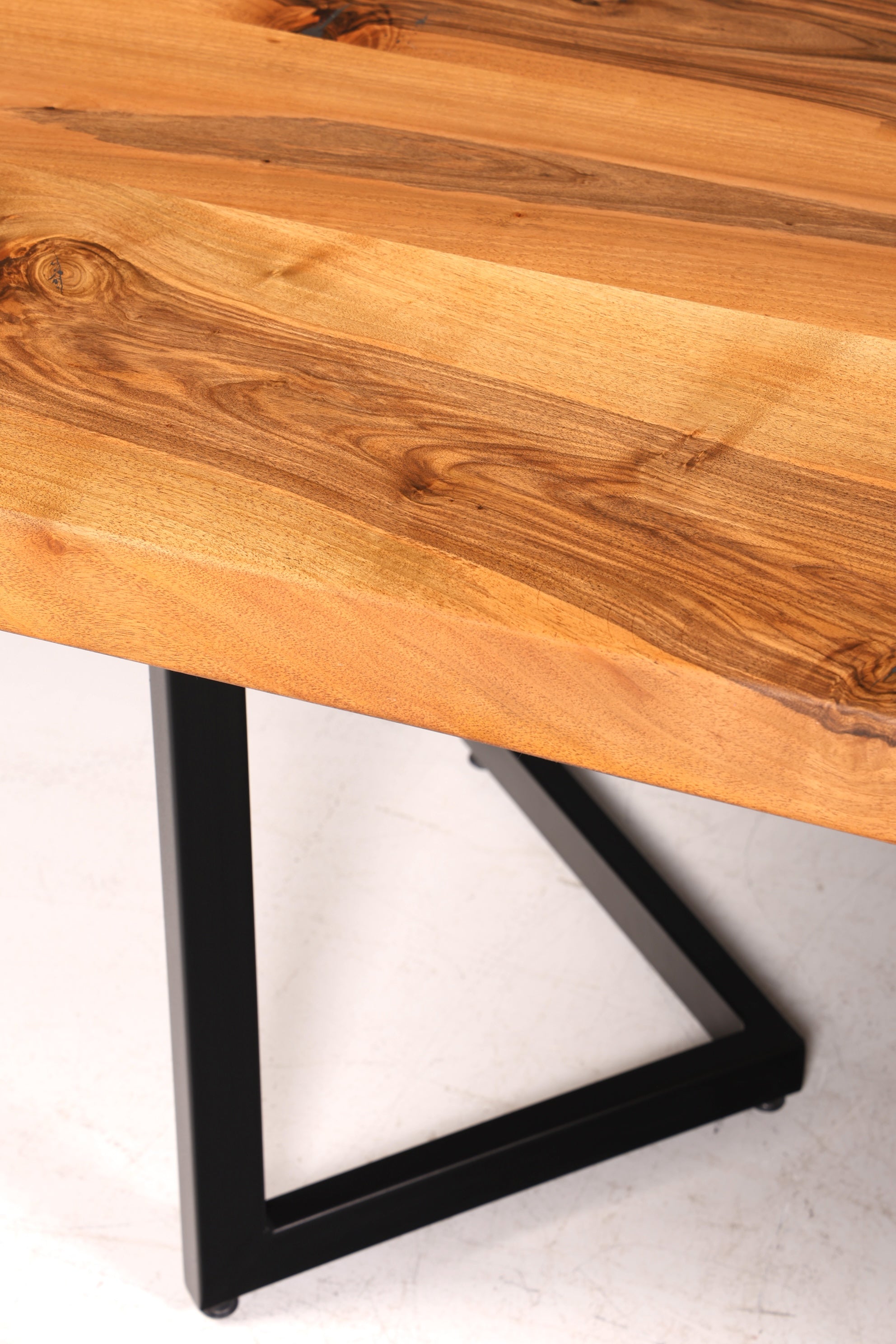 Wunderschöner Nussbaum Tisch 260cm-97cm Esszimmer Tisch Baumkanten Platte massiv Holz Küchentisch