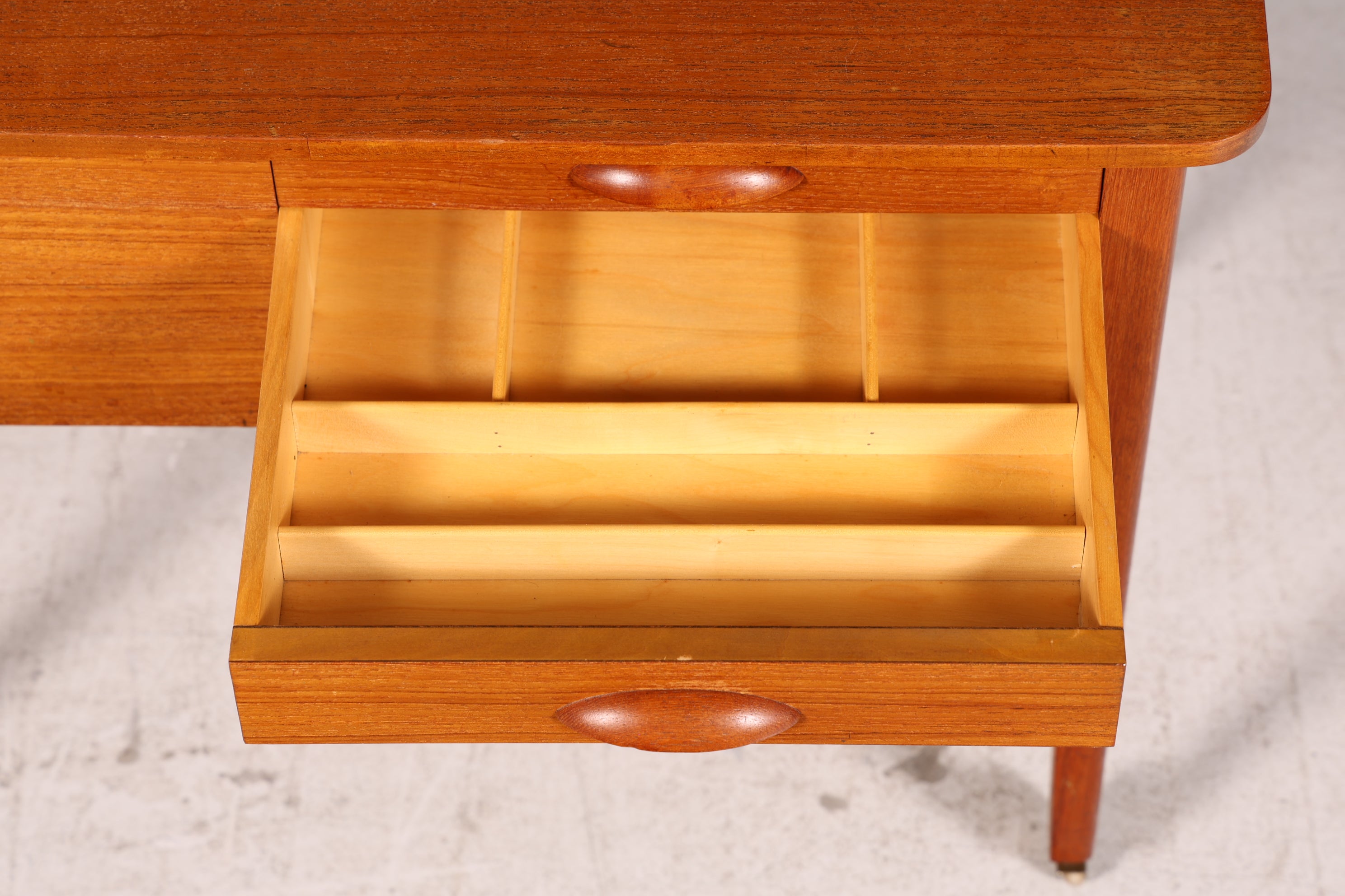 Wunderschöner Mid Century Beistelltisch Nähkasten Nähtisch Retro 60er Rolltisch Vintage Holz Skandinavisch