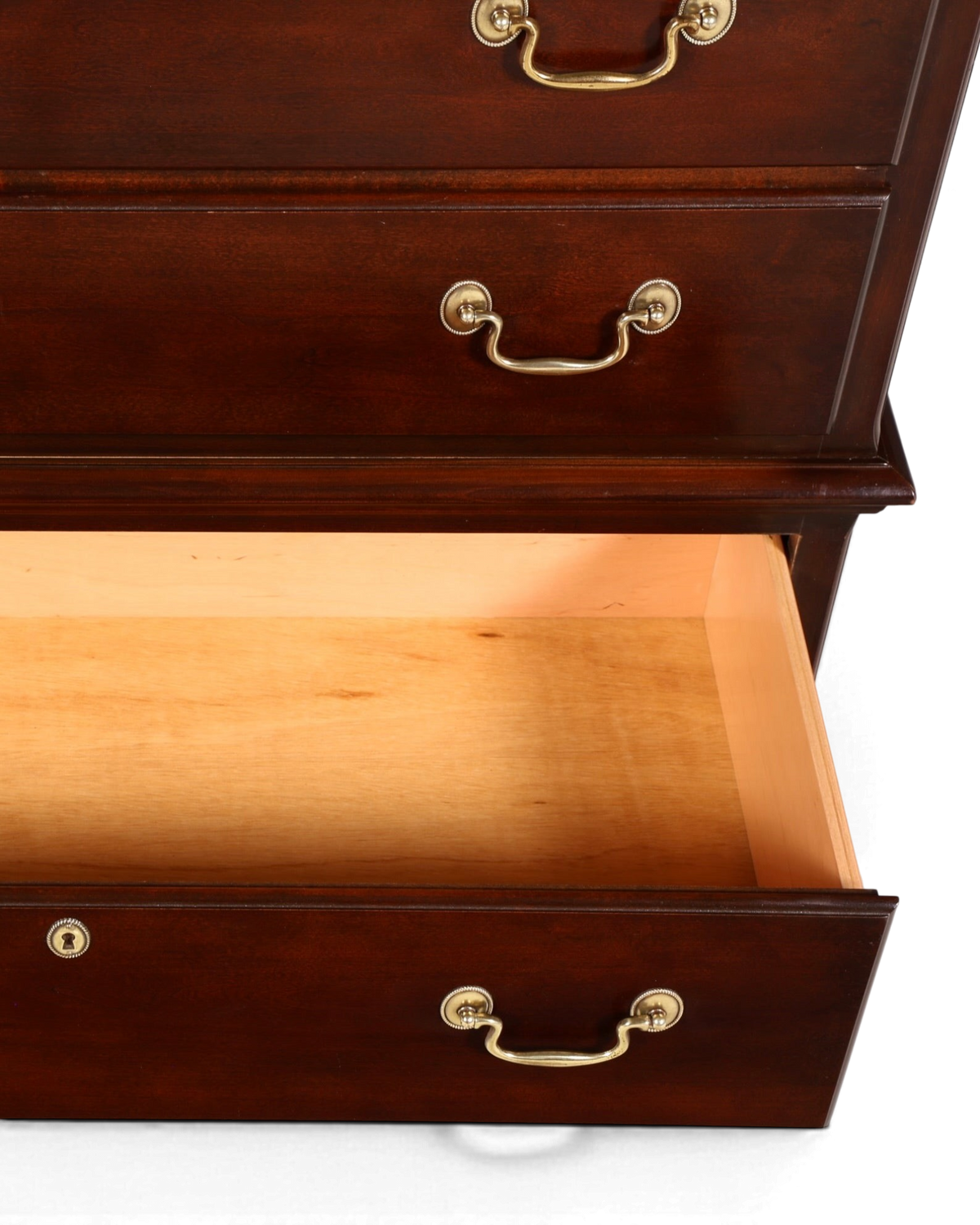 Hauptstadt Möblerei Drexel Heritage Vertiko Kommode aus dunklem Echtholz mit Messinggriffen und offener Schublade