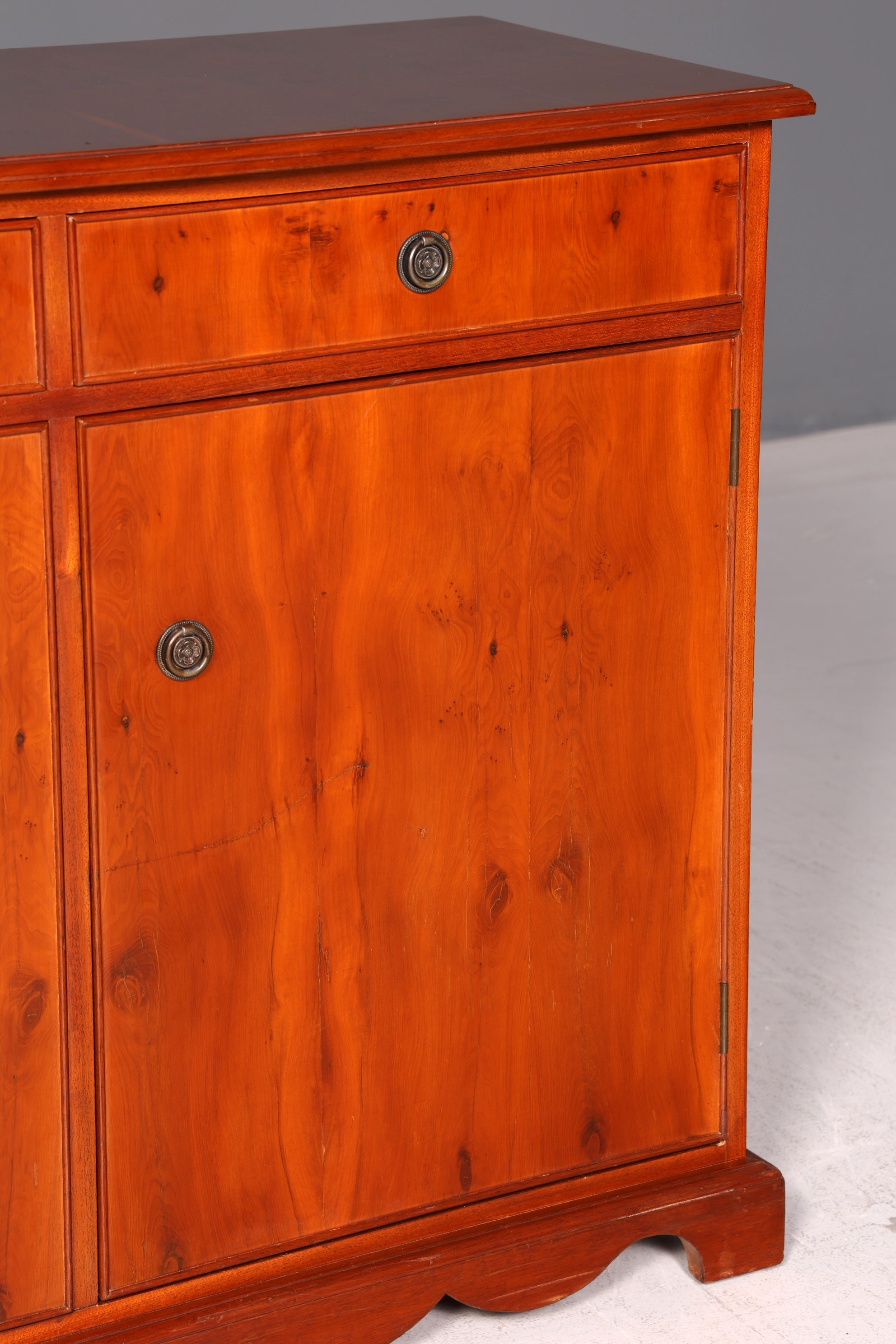 Wunderschöner Englischer Schrank Kommode Eibe Anrichte Buffet Sideboard Vintage