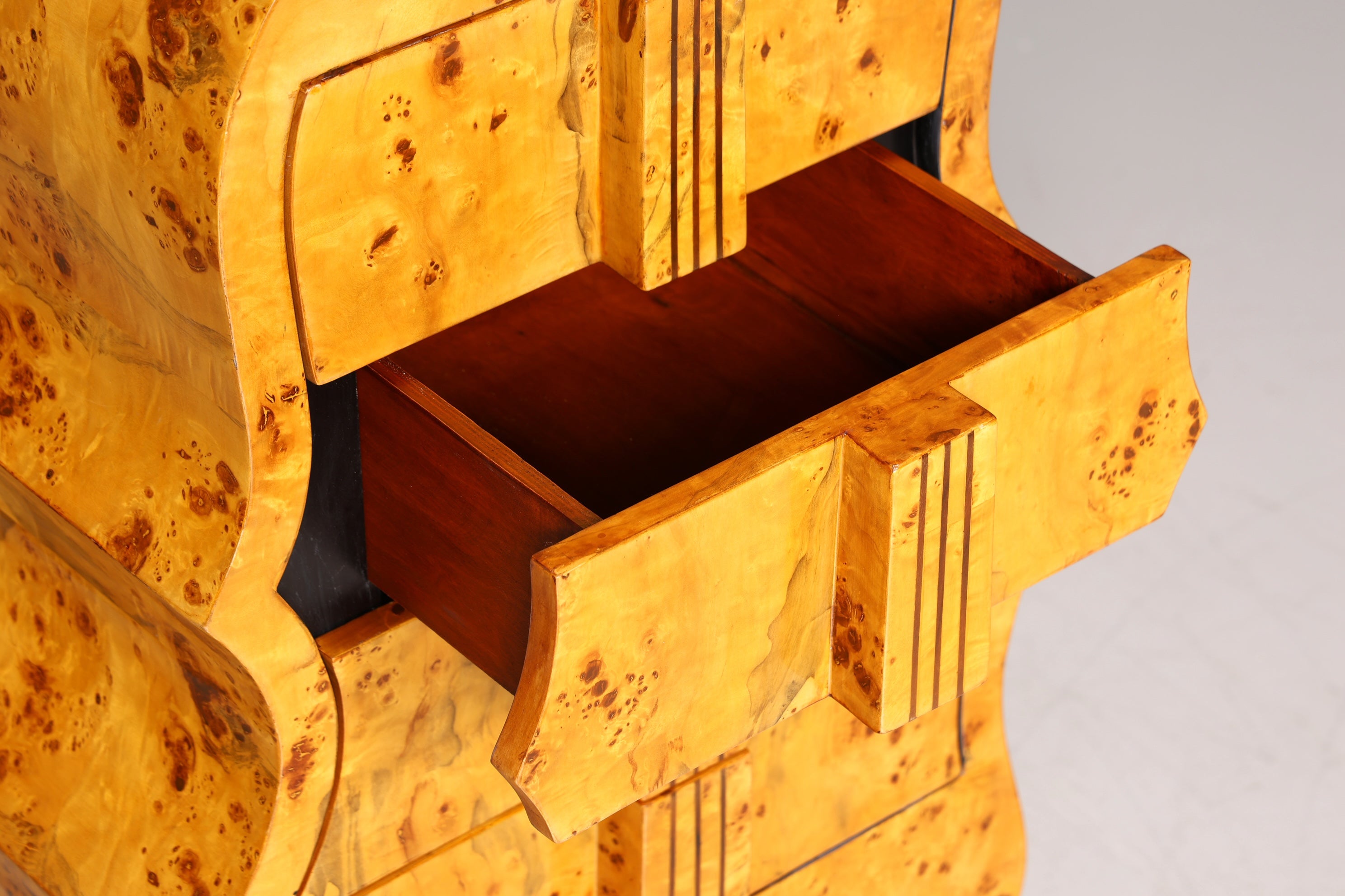 Traumhafte Art Deco Stil Kommode in Kontrabass Form Birke Vertiko Schubladenkommode Gitarren Kommode