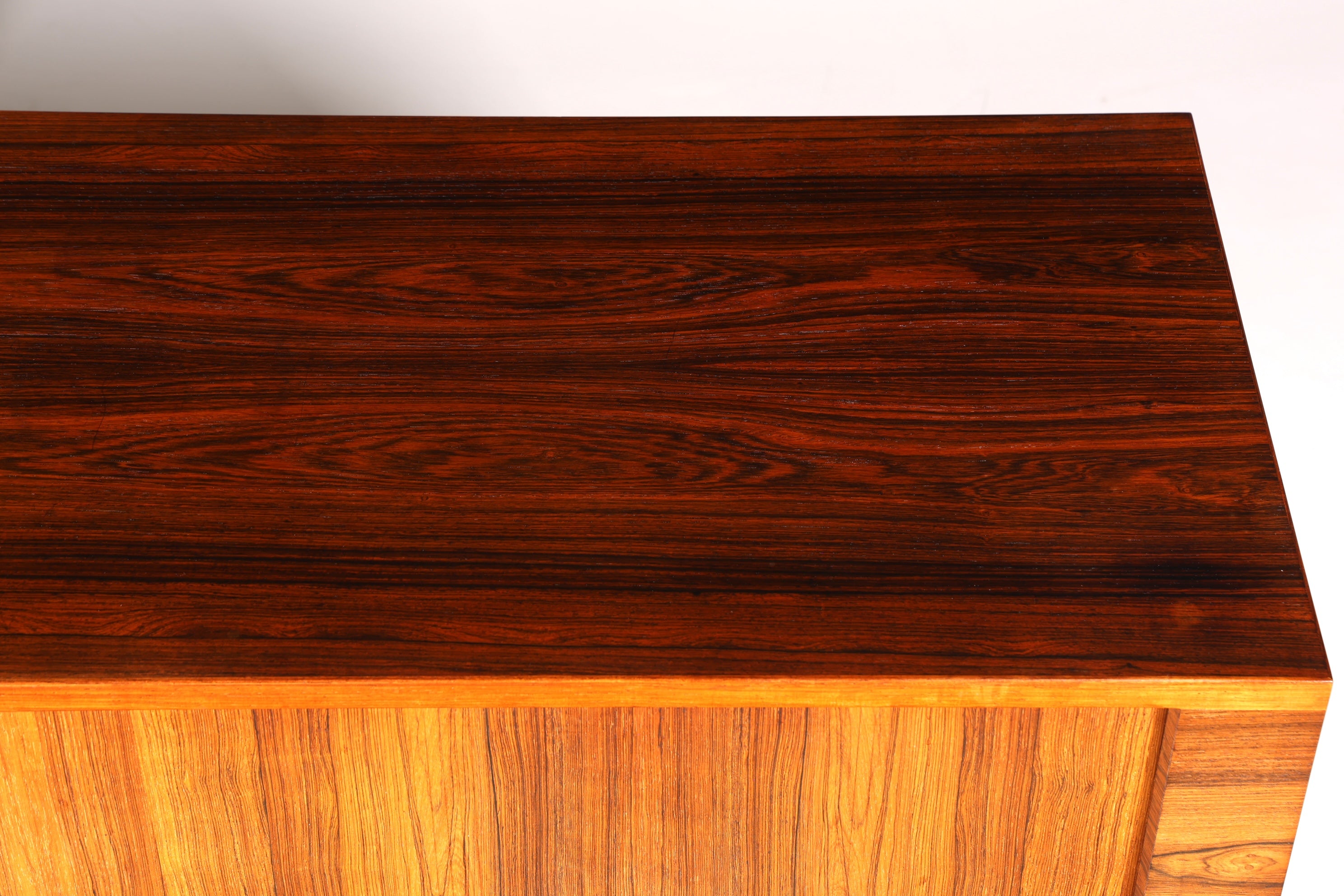 Beeindruckendes Original Hans J. Wegner für RY Møbler Modell RY 25 Sideboard Palisander Holz TV Kommode Vintage Schiebetür Schrank 1 von 2