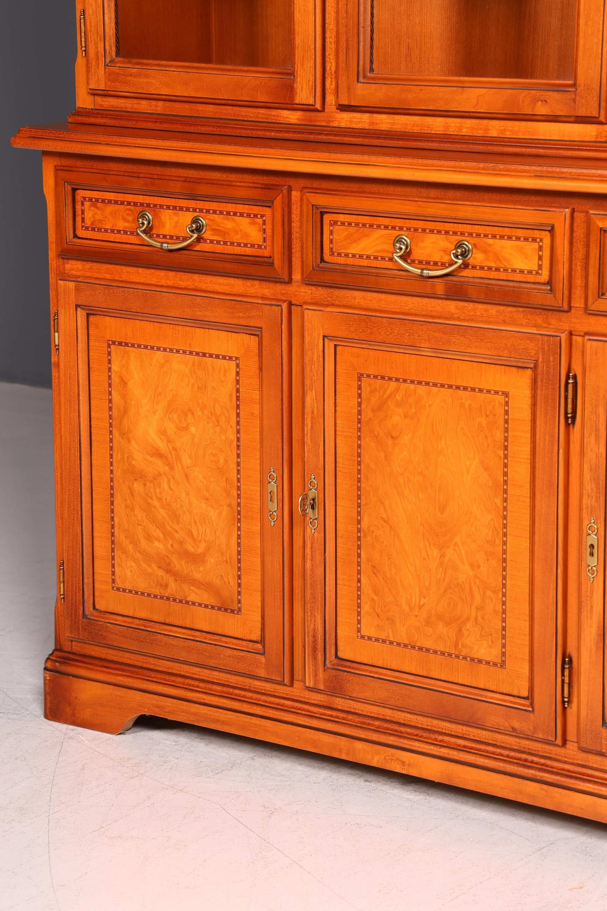 Traumhafte Original Selva Vitrine Epoca Antik Stil Buffet Schrank Bibliothek Kirschholz Glasvitrine