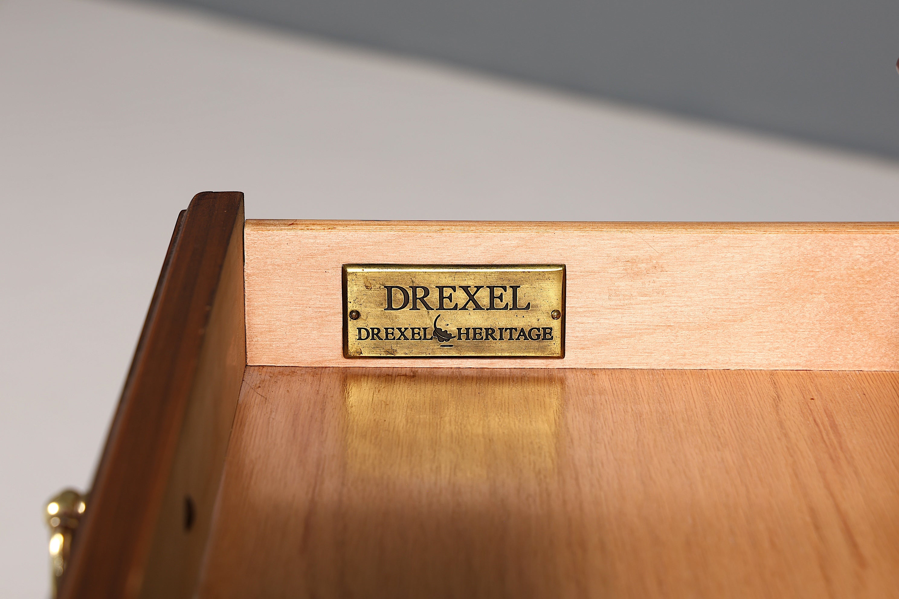 Wunderschöner Tisch der Marke Drexel Heritage Beistelltisch Ablagetisch Antik 60s Ablage Tisch 1 von 2