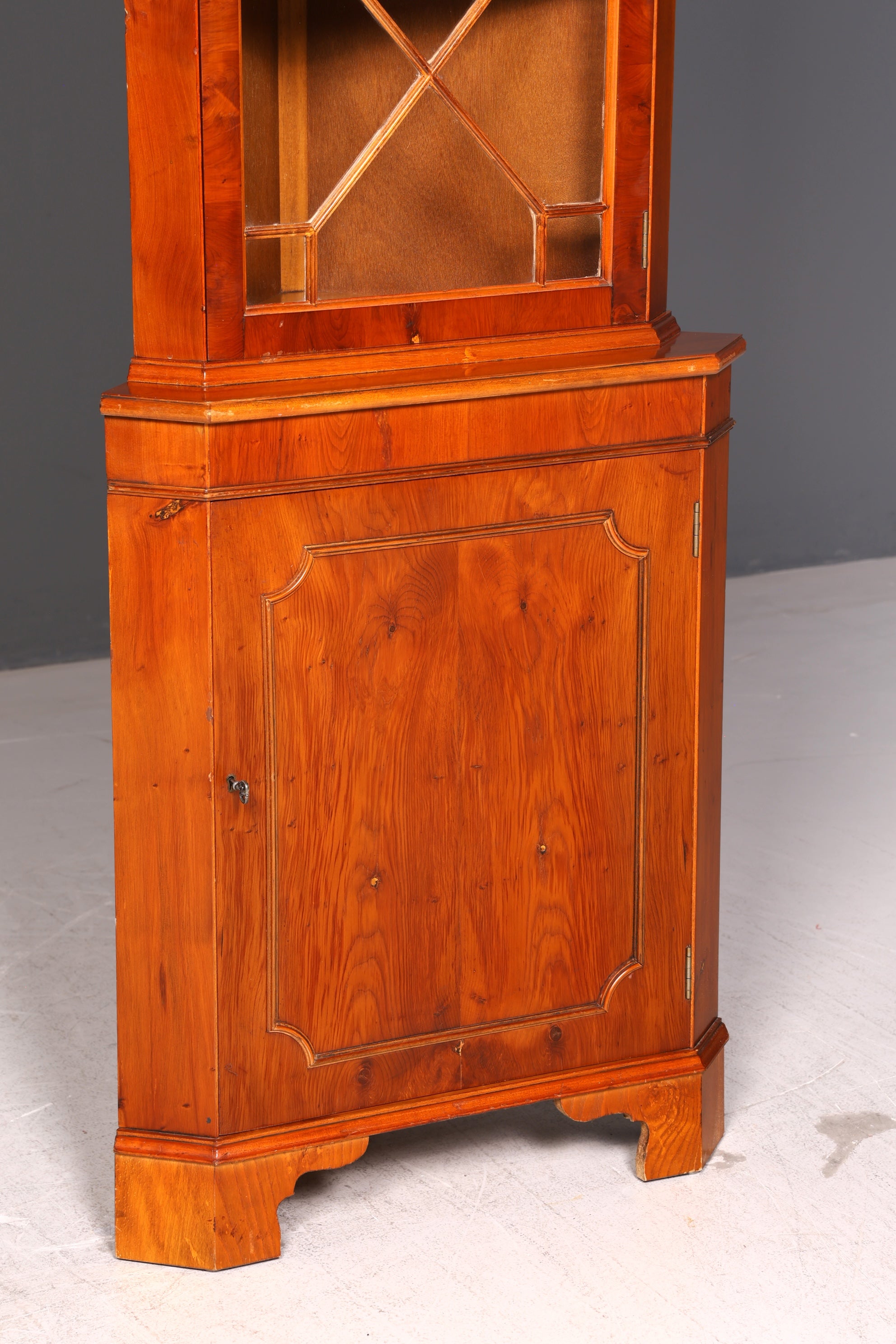 Wunderschöne Englische Eckvitrine Eibe Eckschrank Glasvitrine Vitrine Antik Echt Holz 60er Vintage