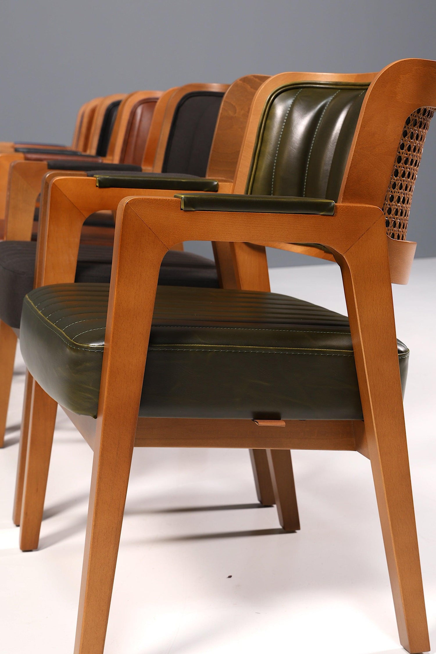 Edler Armlehnstuhl "LIMA" Esszimmerstuhl mit Korbgeflecht Schwarz Stoff Polsterstuhl Küchenstuhl