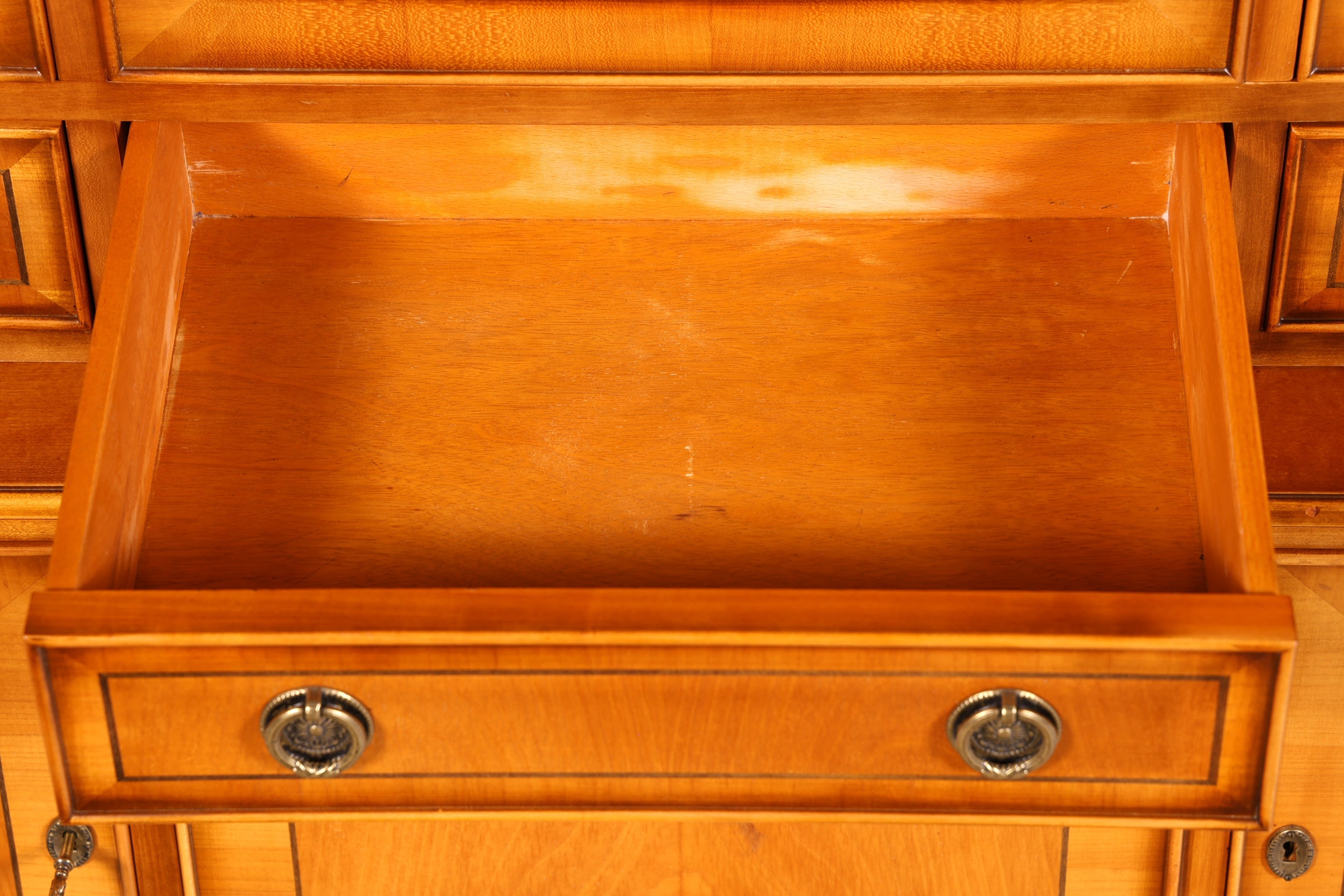 G720 Finish cm Wunderschöne Englische Vitrine Bücherschrank Buffet Antik Stil Englisch Eibe Glasvitrine Bibliothek (Kopie)