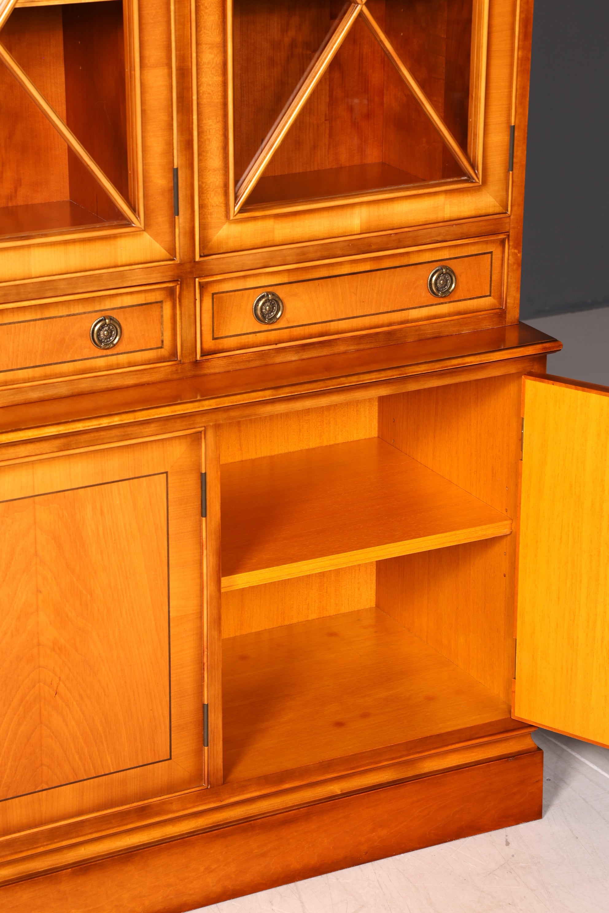 G720 Finish cm Wunderschöne Englische Vitrine Bücherschrank Buffet Antik Stil Englisch Eibe Glasvitrine Bibliothek (Kopie)