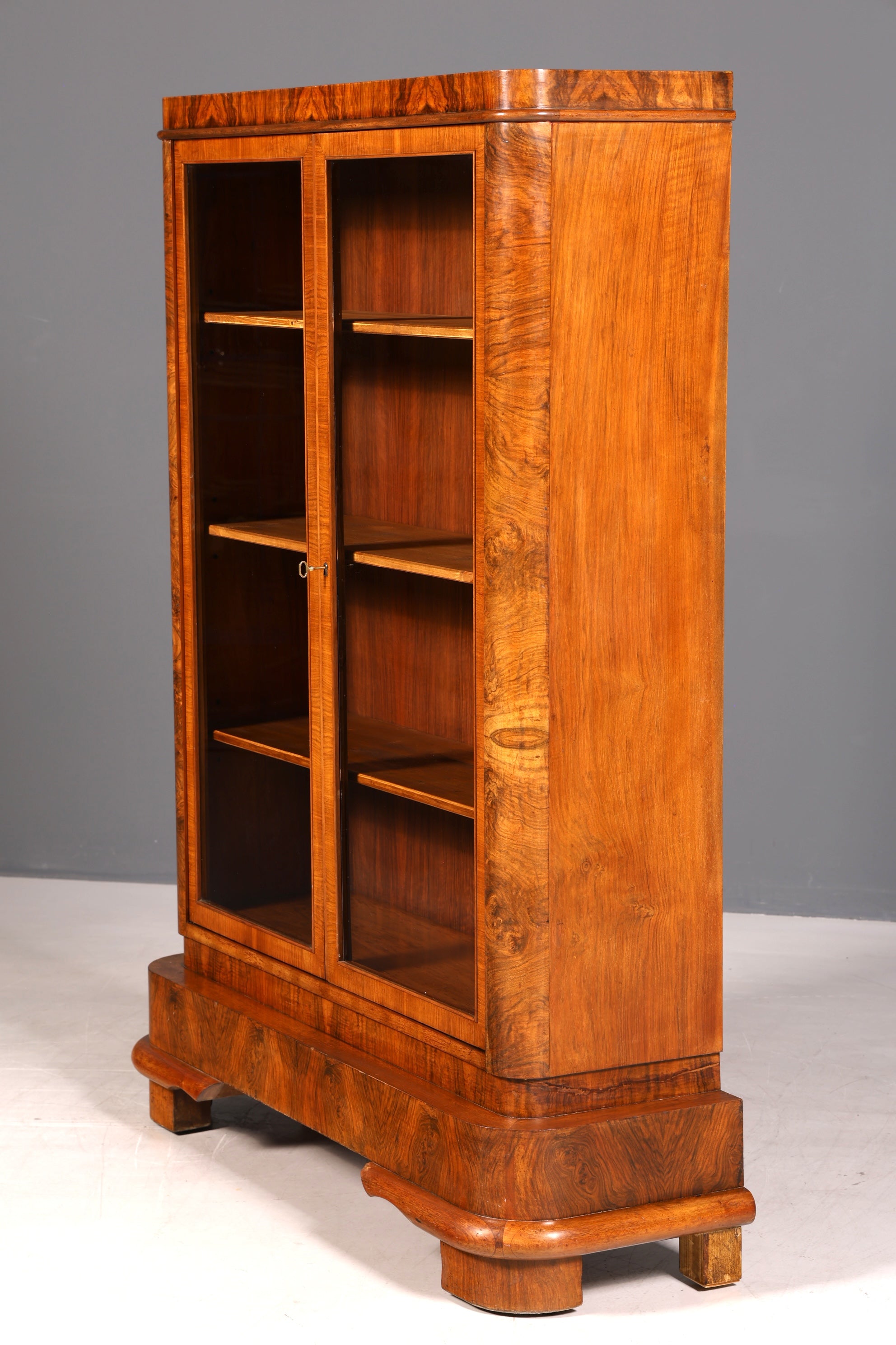 G733 Finish Wunderschöne Art Deco Vitrine Nussbaum Vitrine massiv Holz Antik Schrank (Kopie)