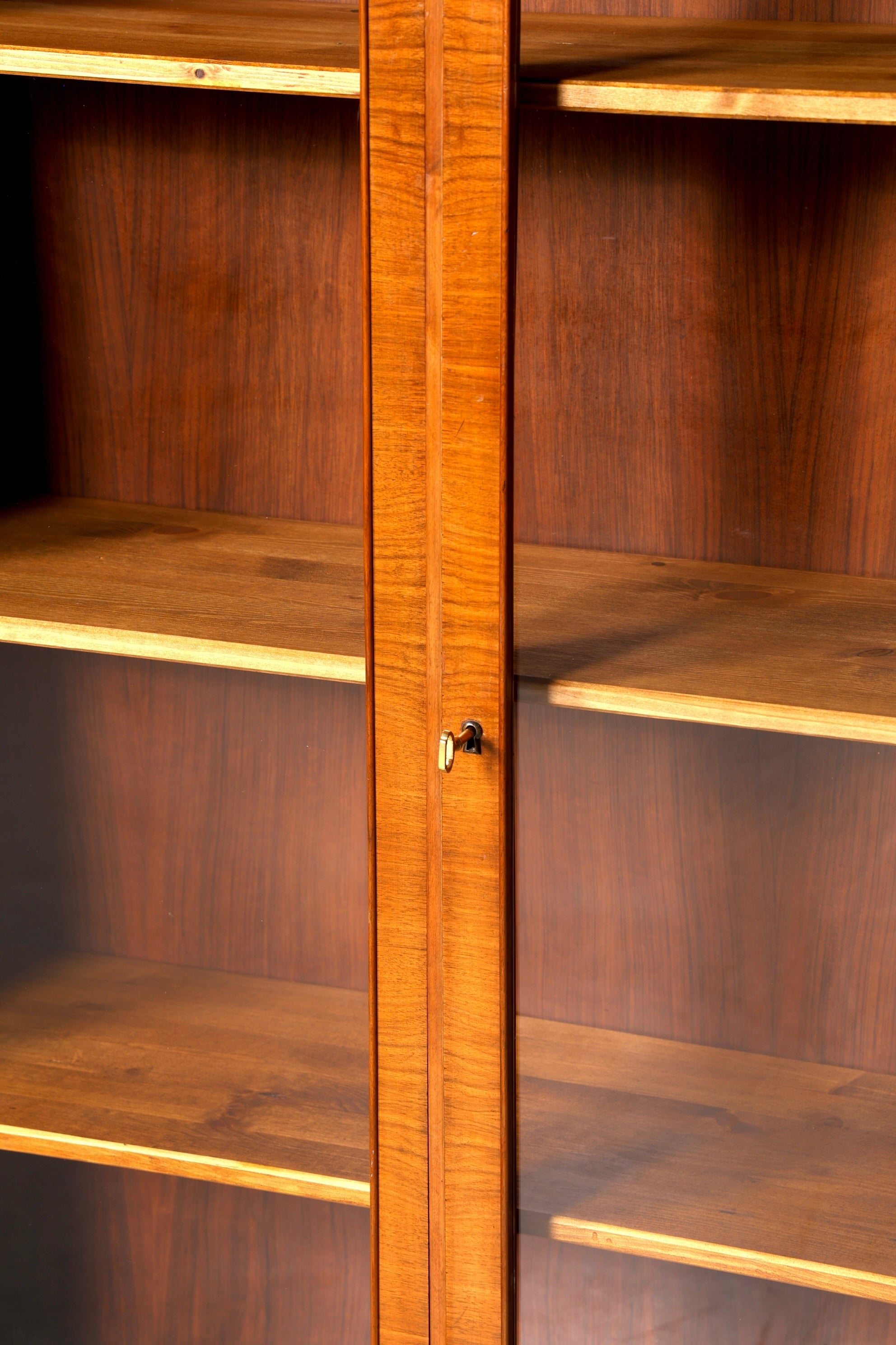 G733 Finish Wunderschöne Art Deco Vitrine Nussbaum Vitrine massiv Holz Antik Schrank (Kopie)