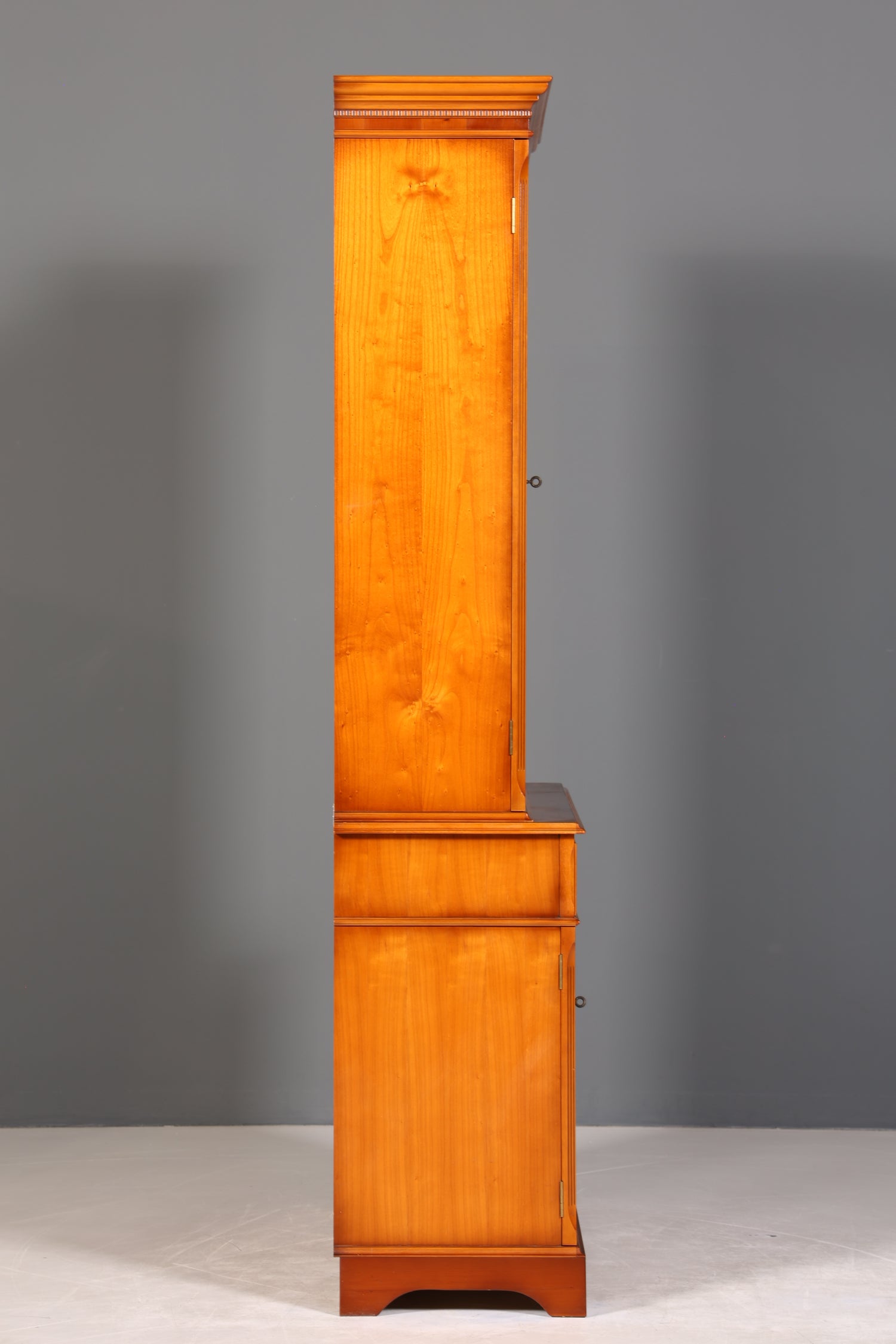 Wunderschöne Englische Vitrine Eibe Bücherschrank Heldense Stil Buffet Antik Stil Glasvitrine 2 vom 2