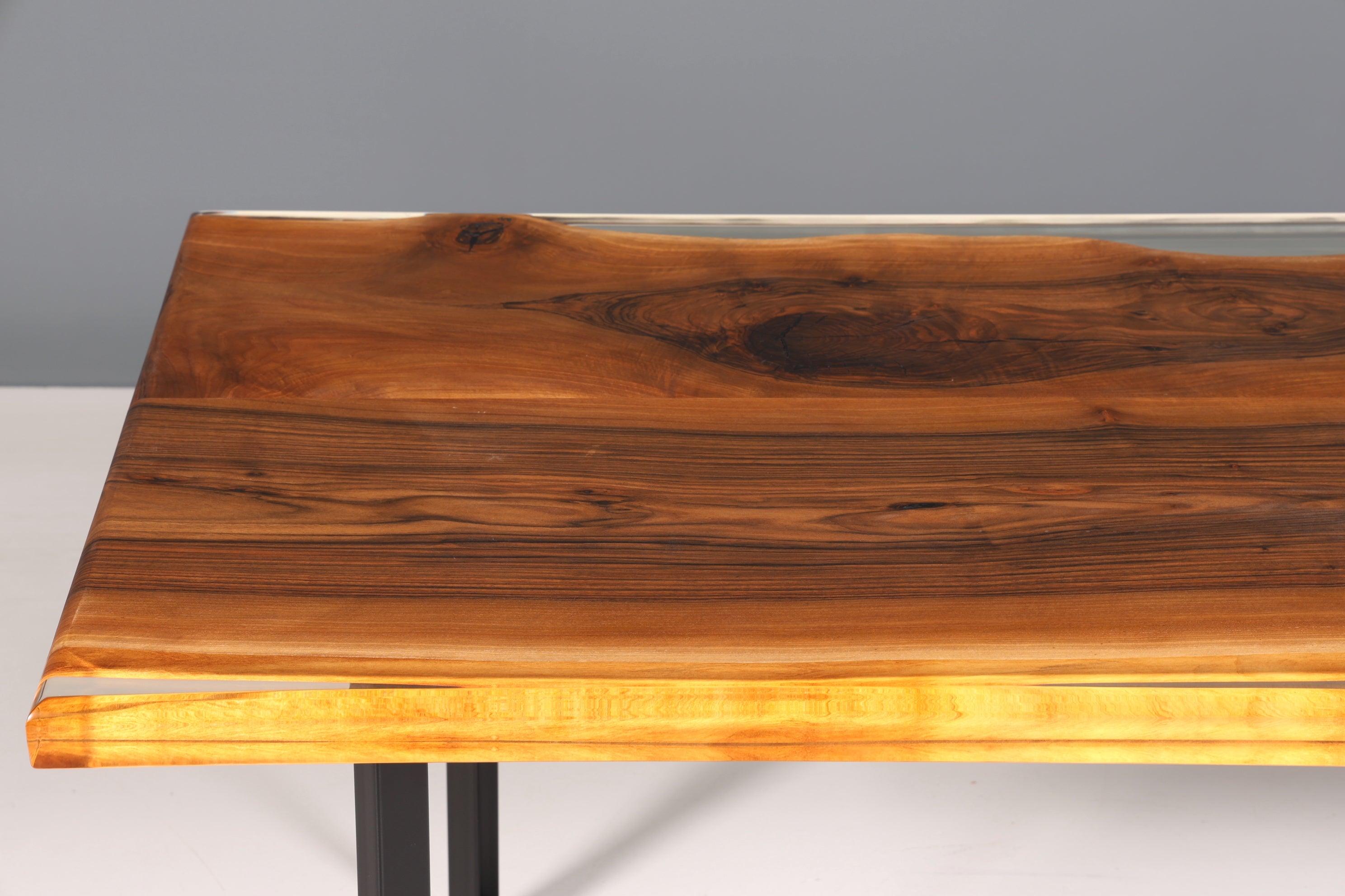 Beeindruckender Nussbaum Tisch 220cm-90cm Esszimmer Tisch Baumkanten Platte massiv Holz Küchentisch