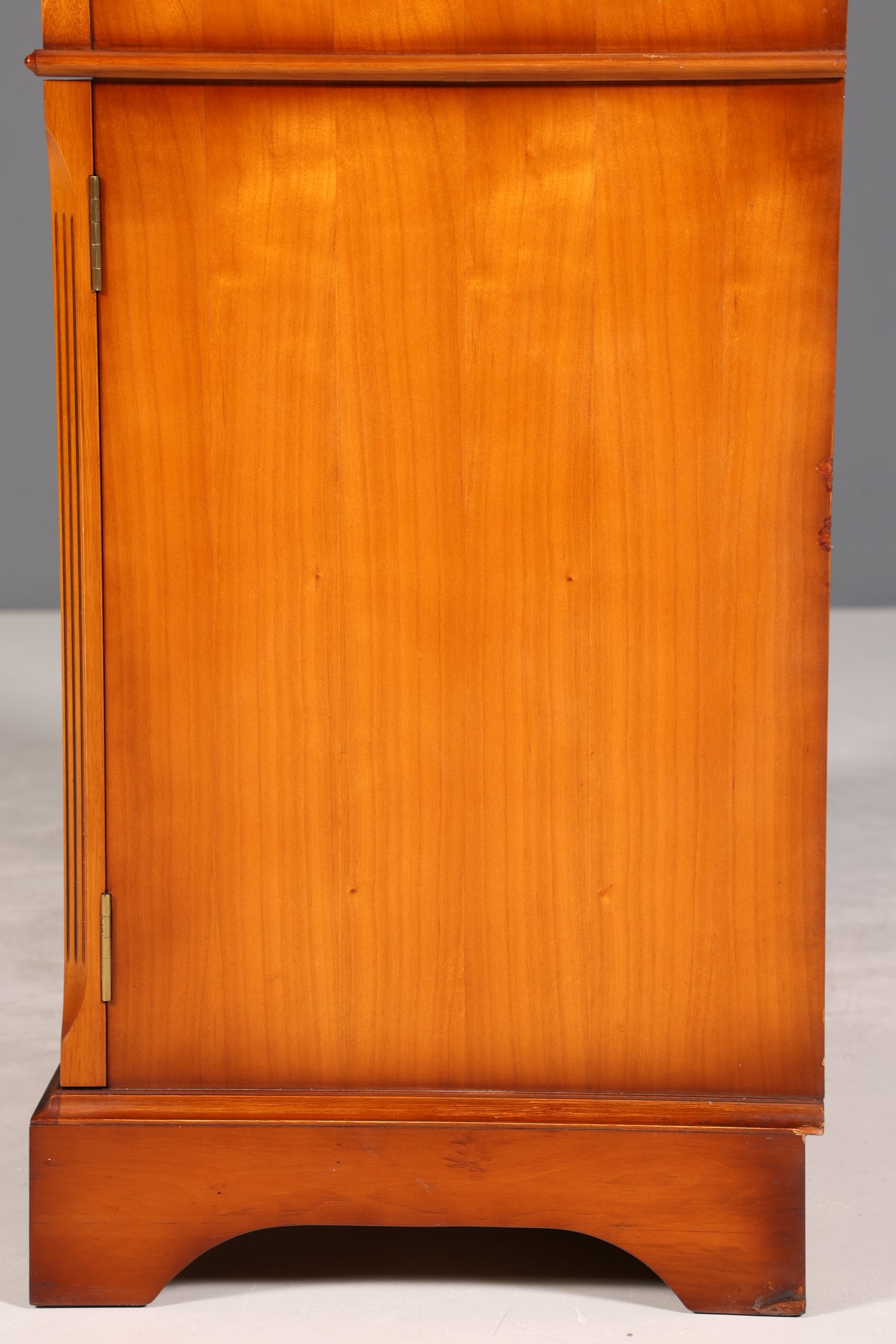 Wunderschöne Englische Vitrine Eibe Bücherschrank Heldense Stil Buffet Antik Stil Glasvitrine 2 vom 2