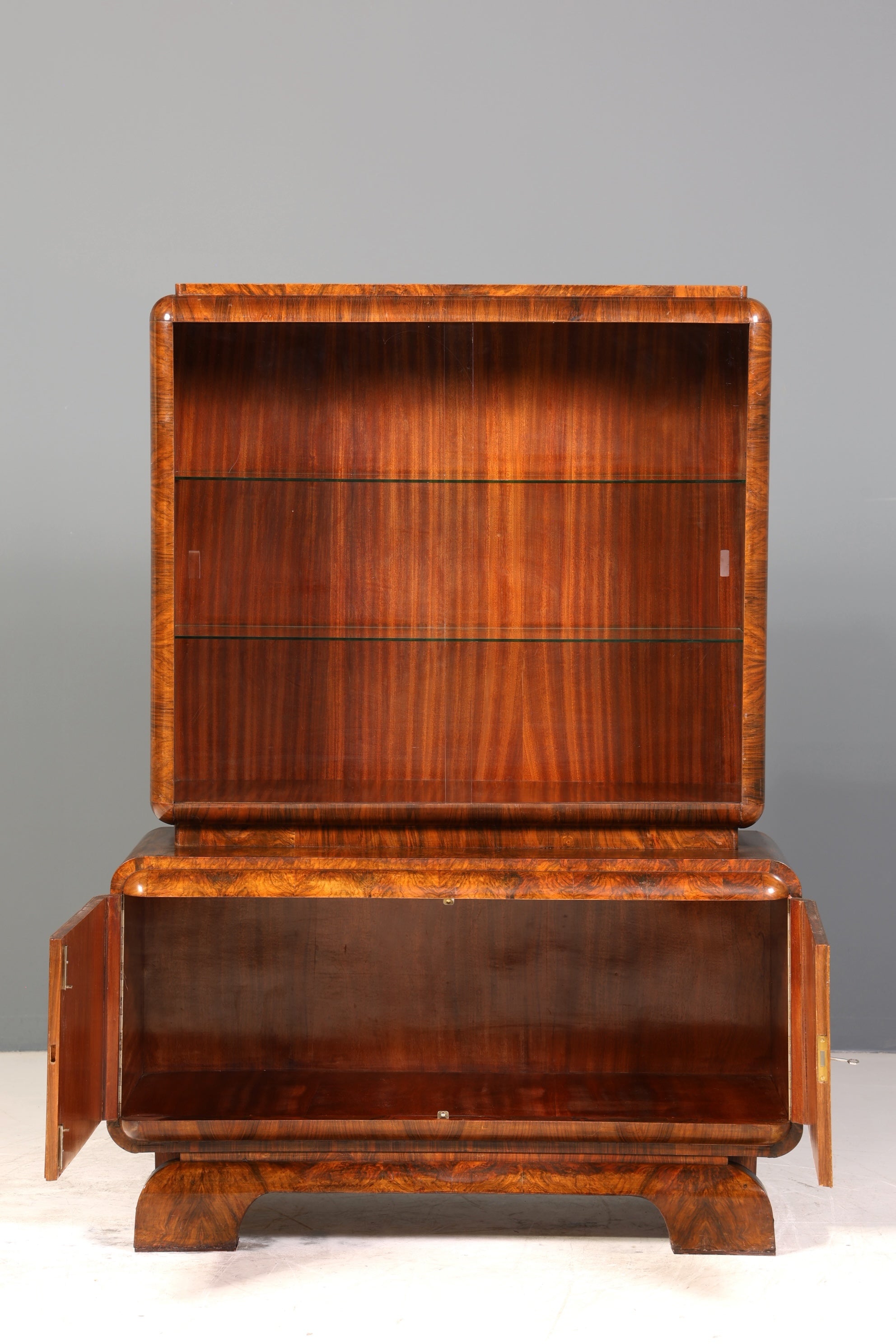Edle Art Deco Vitrine Nussbaum Vitrine massiv Holz Antik Schrank Regal Vitrinenschrank