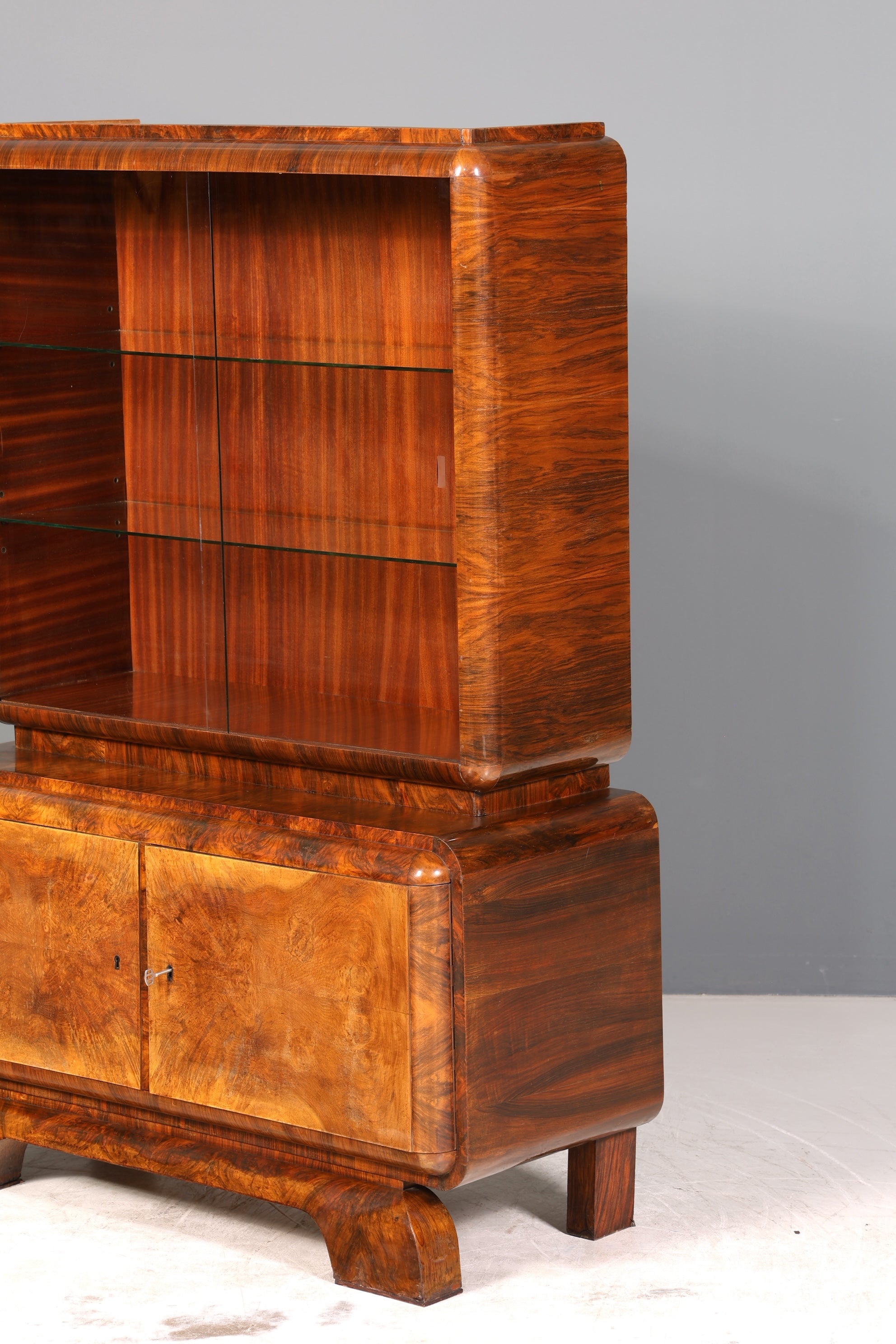 Edle Art Deco Vitrine Nussbaum Vitrine massiv Holz Antik Schrank Regal Vitrinenschrank